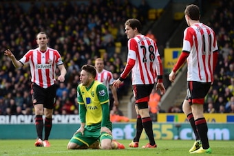 NORWICH, ENGLAND - MARCH 22:  Ricky Van Wolfswinkel (2nd L) of Norwich City reacts after missing a chance during the Barclays Premier League match between Norwich City and Sunderland at Carrow Road on March 22, 2014 in Norwich, England. (Photo by Alex Bro