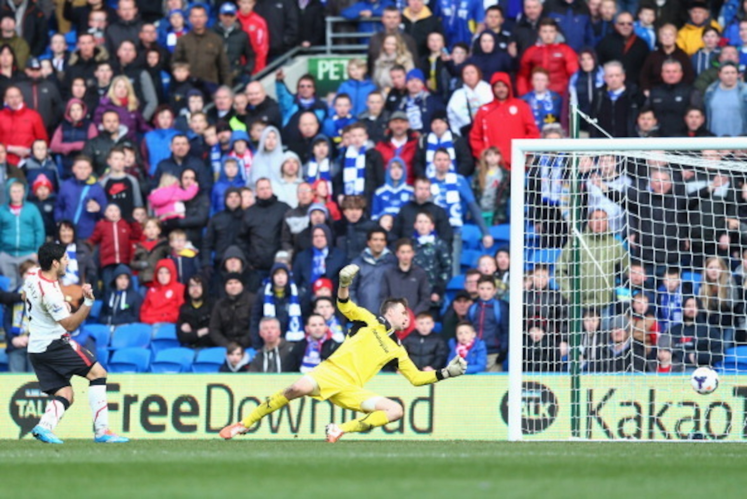 CARDIFF, WALES - MARCH 22:  Luis Suarez (L) of Liverpool scores his third goal and his teams sixth during the Barclays Premier League match between Cardiff City and Liverpool at the Cardiff City Stadium on March 22, 2014 in Cardiff, Wales.  (Photo by Mich