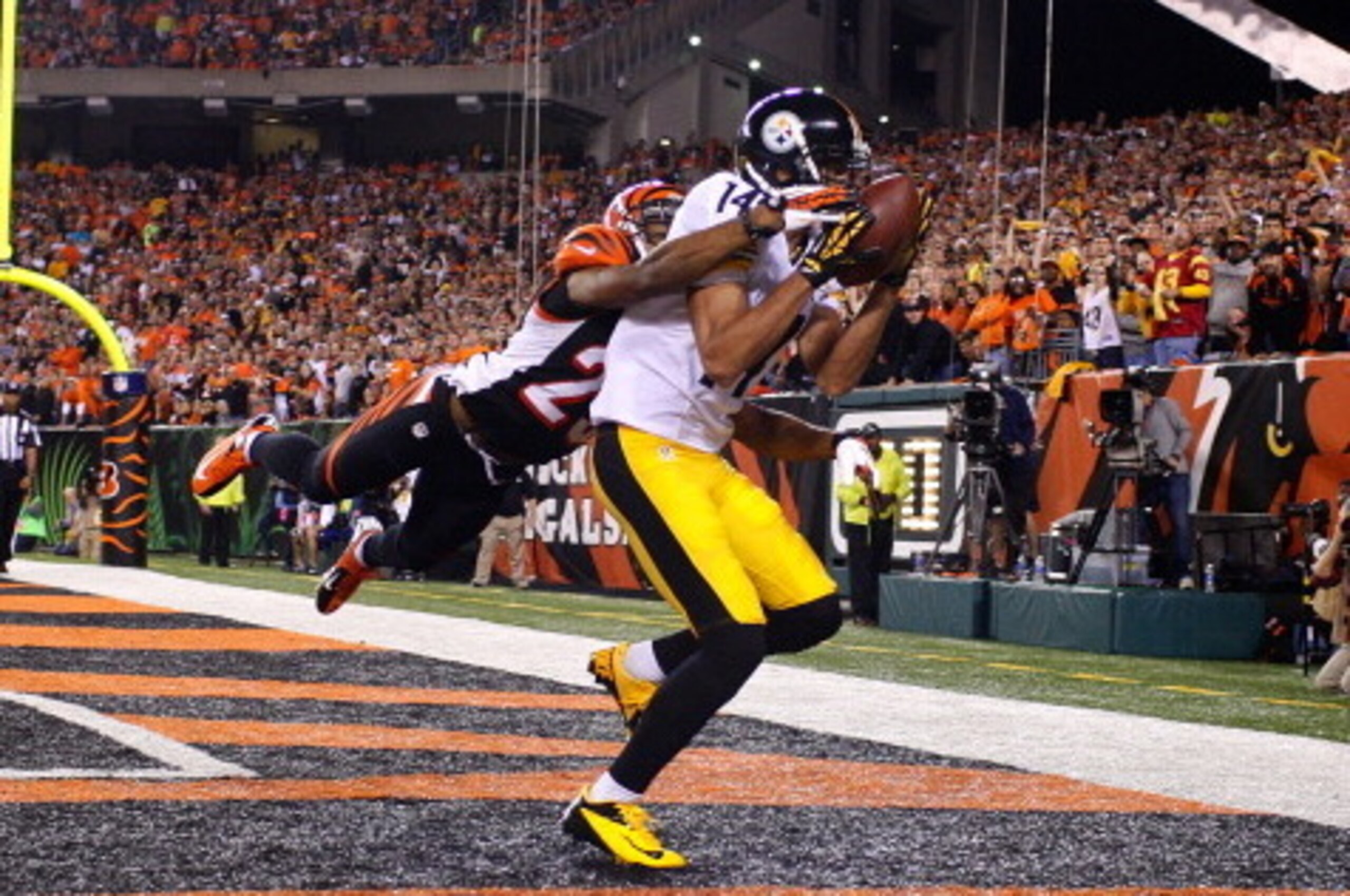 CINCINNATI, OH - SEPTEMBER 16:  Derek Moye #14 of the Pittsburgh Steelers catches a pass for a touchdown over Leon Hall #29 of the Cincinnati Bengals during the second quarter on September 16, 2013 at Paul Brown Stadium on September 16, 2013 in Cincinnati