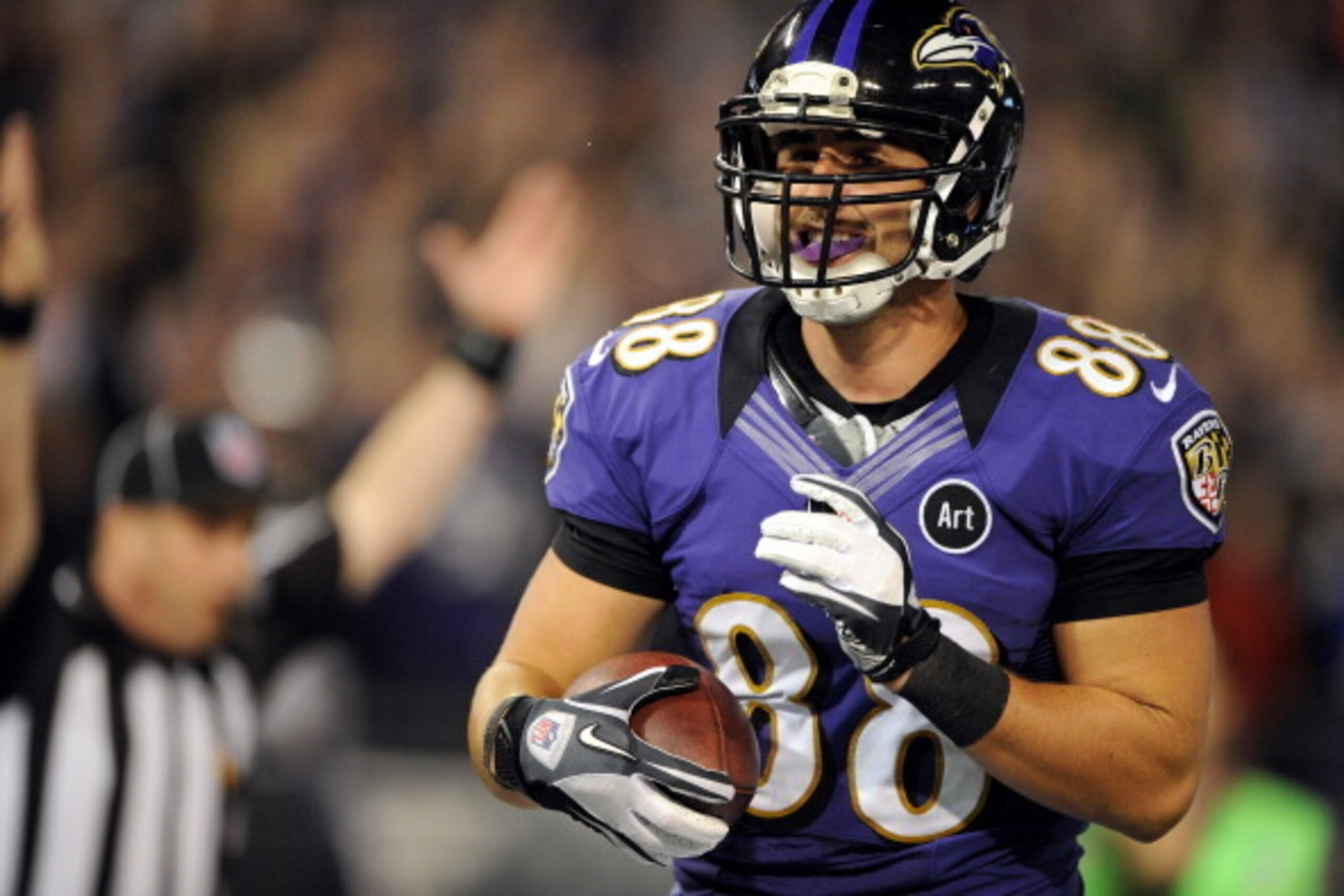 BALTIMORE, MD - SEPTEMBER 23:  Dennis Pitta #88 of the Baltimore Ravens scores a 20-yard touchdown recpetion in the second quarter against the New England Patriots at M&T Bank Stadium on September 23, 2012 in Baltimore, Maryland.  (Photo by Patrick Smith/