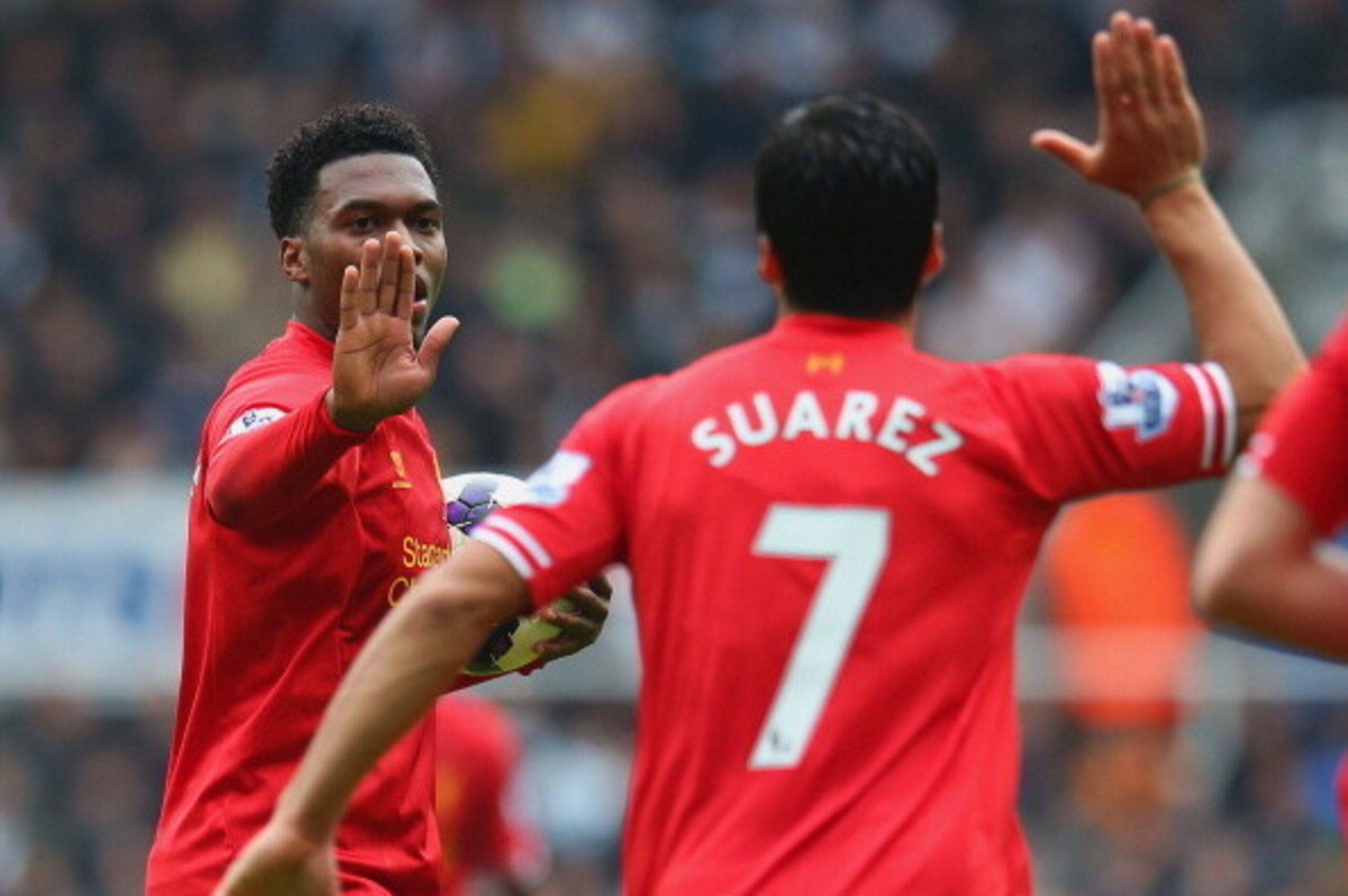 NEWCASTLE UPON TYNE, ENGLAND - OCTOBER 19:  Daniel Sturridge of Liverpool high fives Luis Suarez of Liverpool during the Barclays Premier League match between Newcastle United and Liverpool at St James' Park on October 19, 2013 in Newcastle upon Tyne, Eng