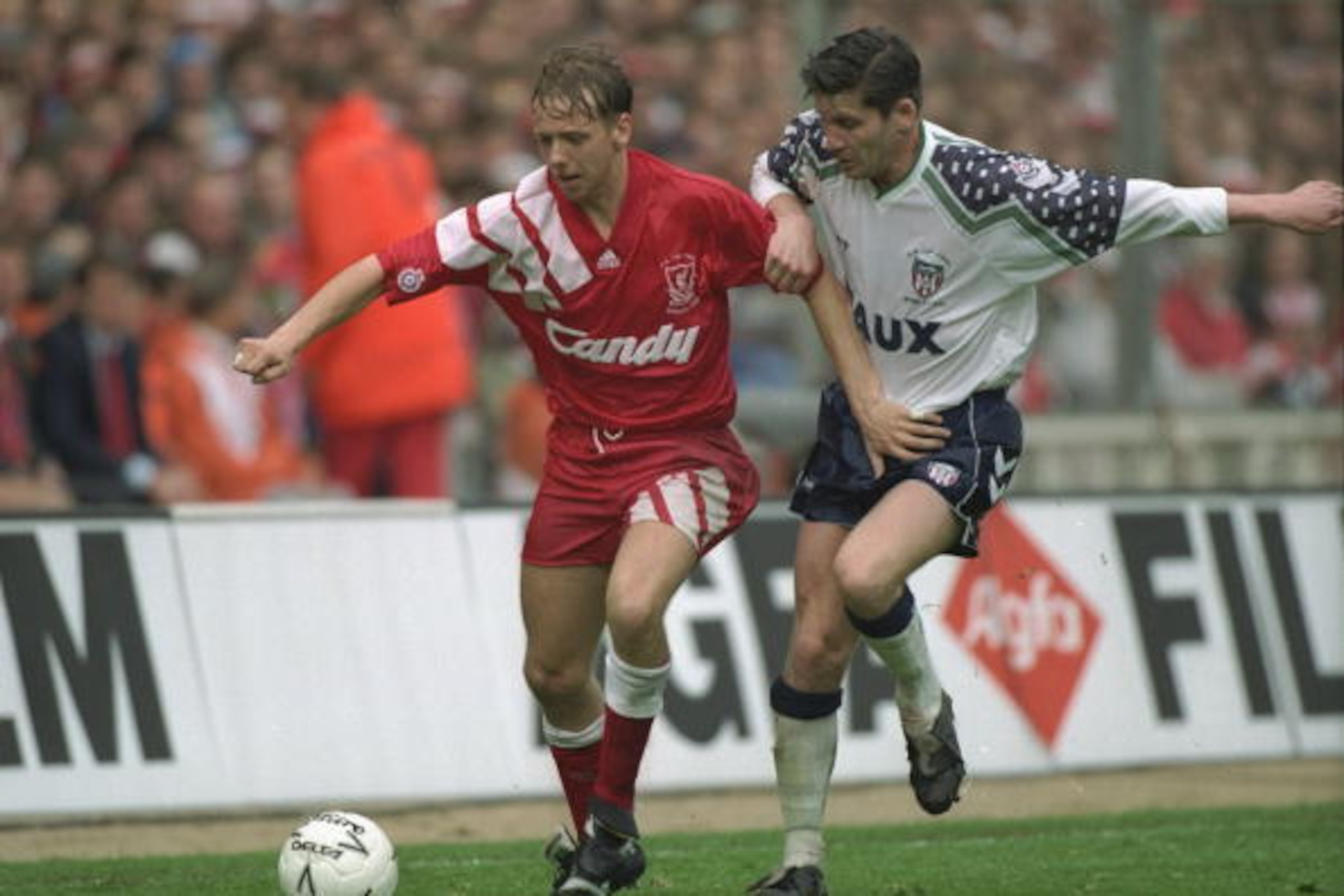 1992:  Rob Jones (left) of Liverpool holds off Paul Bracewell (right) of Sunderland during the FA Cup final at Wembley Stadium in London. Liverpool won the match 2-0. \ Mandatory Credit: David  Cannon/Allsport