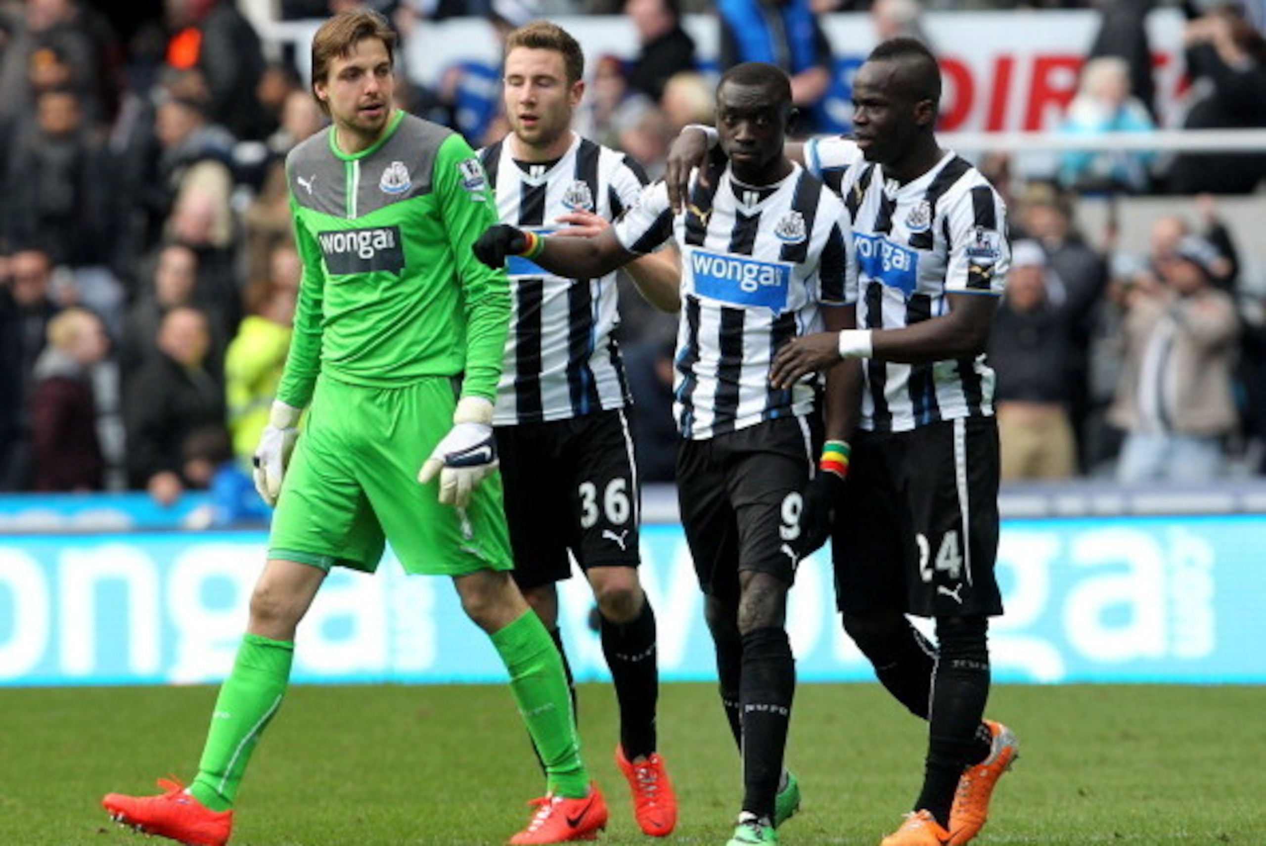 NEWCASTLE, UNITED KINGDOM - MARCH 22:  Papiss Cisse (2nd R) of Newcastle United celebrates with team-mates (L-R) Tim Krul, Paul Dummett and Cheik Tiote after scoring a late goal during the Barclays Premier League match between Newcastle United and Crystal