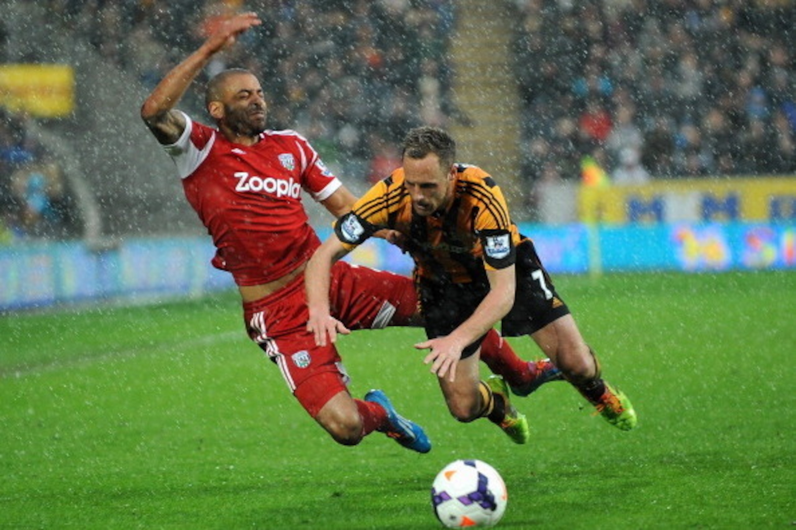 HULL, ENGLAND - MARCH 22: David Meyler (R) of Hull City tackles Steven Reid of West Bromwich Albion during the Barclays Premier League match between Hull City and West Bromwich Albion at KC Stadium on March 22, 2014 in Hull, England.  (Photo by Tony Marsh