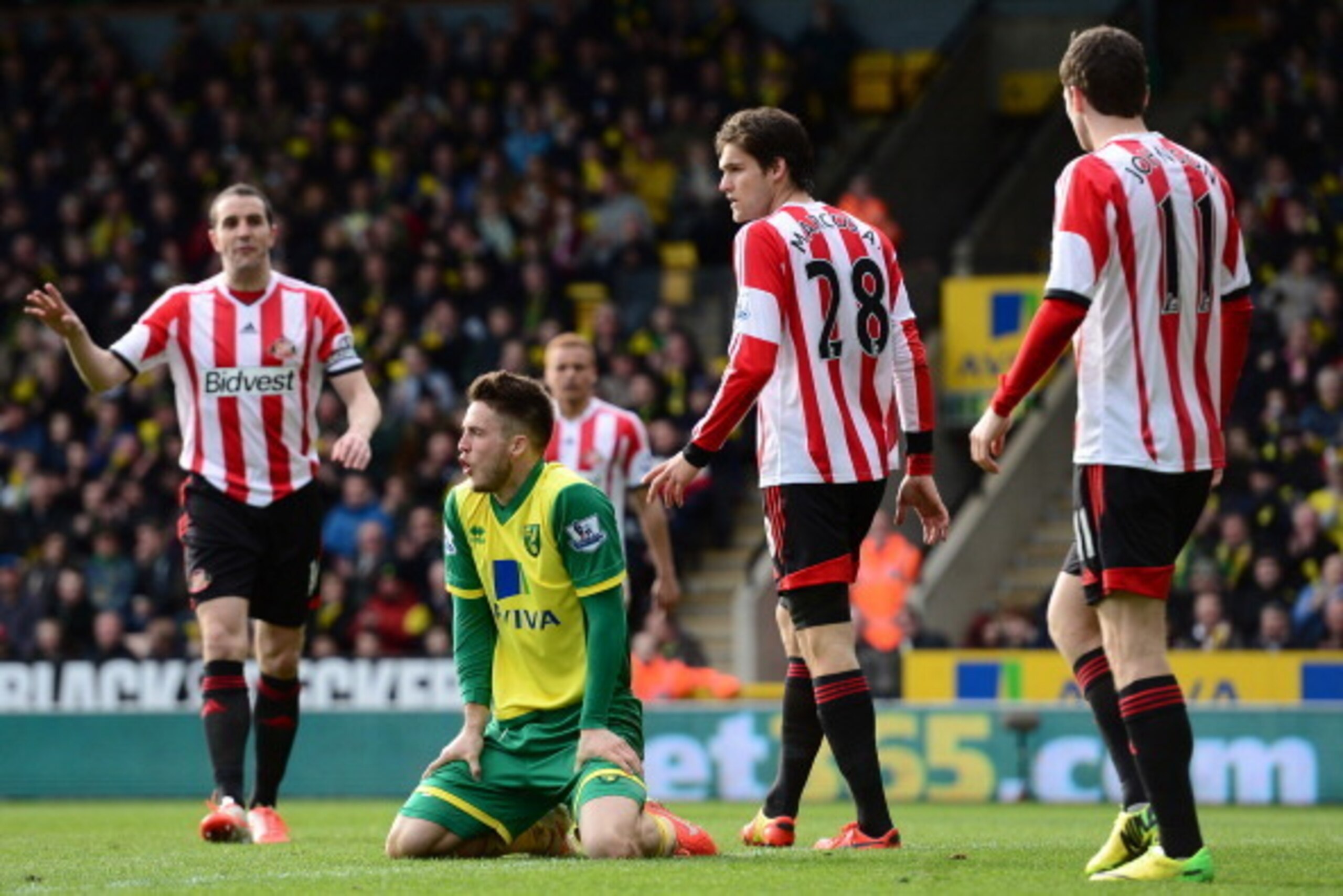 NORWICH, ENGLAND - MARCH 22:  Ricky Van Wolfswinkel (2nd L) of Norwich City reacts after missing a chance during the Barclays Premier League match between Norwich City and Sunderland at Carrow Road on March 22, 2014 in Norwich, England. (Photo by Alex Bro