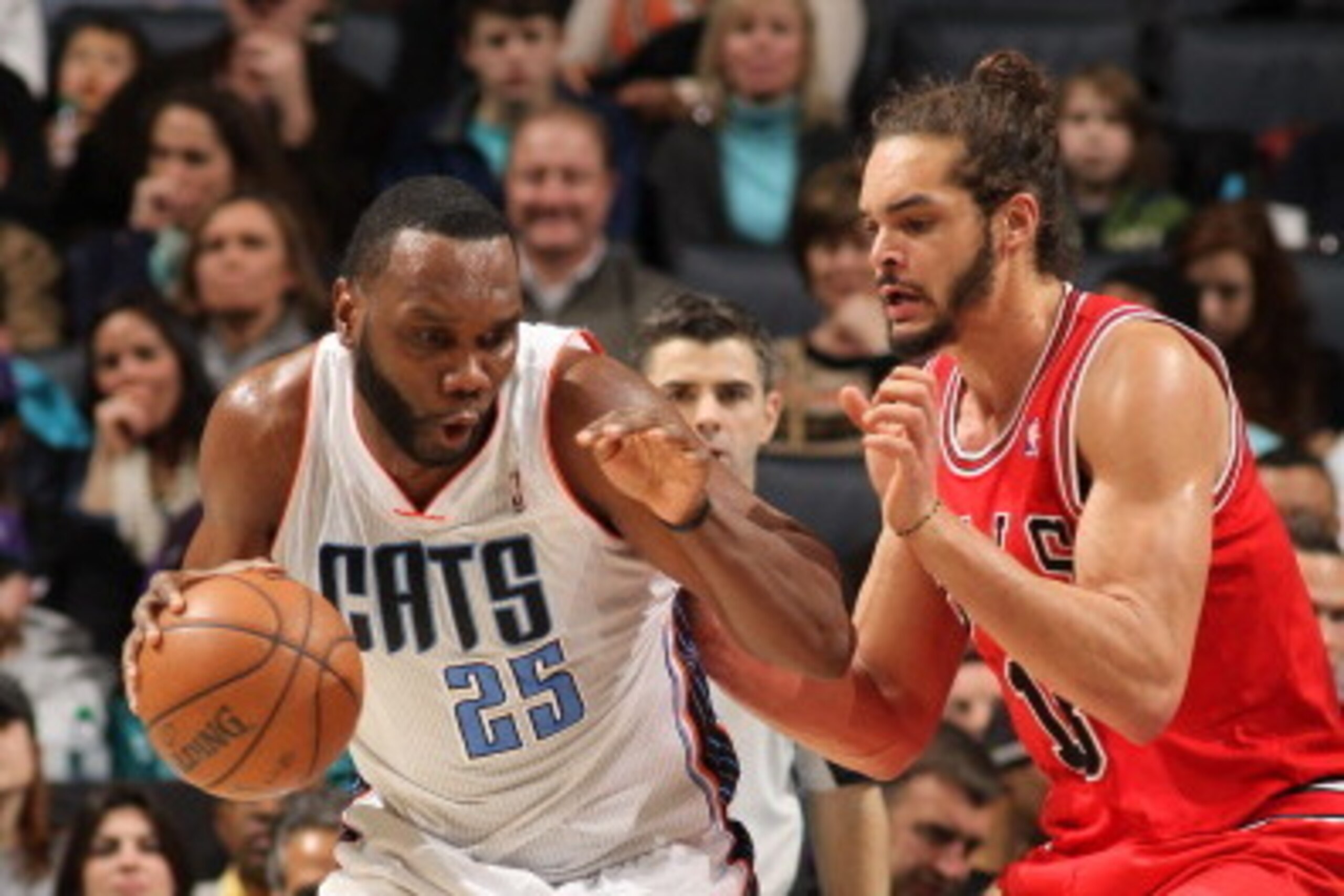CHARLOTTE, NC - JANUARY 25: Al Jefferson #25 of the Charlotte Bobcats handles the ball against Joakim Noah #13 of the Chicago Bulls at the Time Warner Cable Arena on January 25, 2014 in Charlotte, North Carolina. NOTE TO USER: User expressly acknowledges CHARLOTTE, NC - JANUARY 25: Al Jefferson #25 of the Charlotte Bobcats handles the ball against Joakim Noah #13 of the Chicago Bulls at the Time Warner Cable Arena on January 25, 2014 in Charlotte, North Carolina. NOTE TO USER: User expressly acknowledges