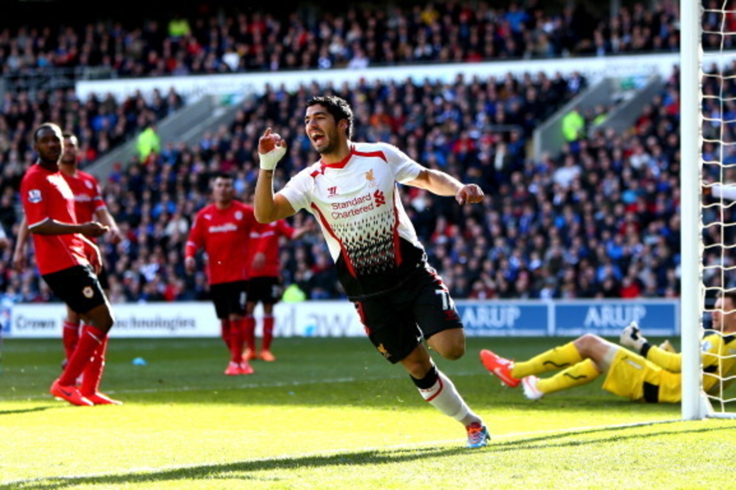 CARDIFF, WALES - MARCH 22:  Luis Suarez of Liverpool scores a goal to level the scores at 1-1 during the Barclays Premier League match between Cardiff City and Liverpool at Cardiff City Stadium on March 22, 2014 in Cardiff, Wales.  (Photo by Michael Steel