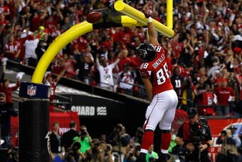 ATLANTA, GA - JANUARY 20:  Tight end Tony Gonzalez #88 of the Atlanta Falcons dunks the ball over the goal post after catching a 10-yard touchdown in the second quarter against the San Francisco 49ers in the NFC Championship game at the Georgia Dome on Ja