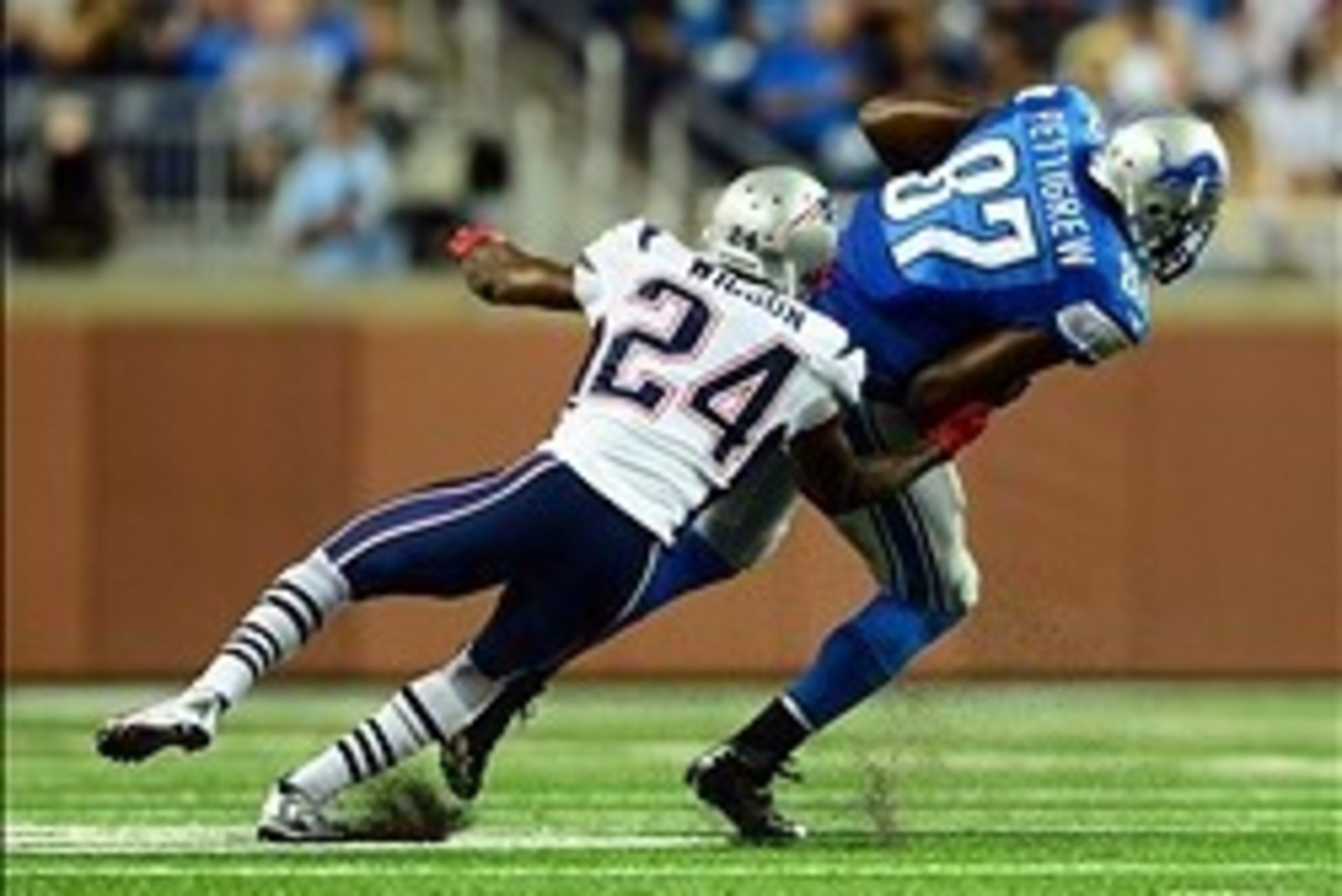 Aug 22, 2013; Detroit, MI, USA; Detroit Lions tight end Brandon Pettigrew (87) gets away from New England Patriots strong safety Adrian Wilson (24) in the second quarter of a preseason game at Ford Field. Mandatory Credit: Andrew Weber-USA TODAY Sports Aug 22, 2013; Detroit, MI, USA; Detroit Lions tight end Brandon Pettigrew (87) gets away from New England Patriots strong safety Adrian Wilson (24) in the second quarter of a preseason game at Ford Field. Mandatory Credit: Andrew Weber-USA TODAY Sports