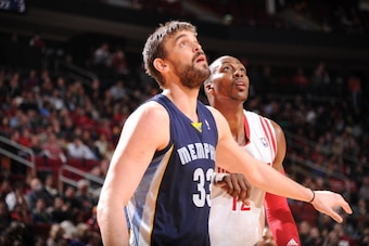 HOUSTON, TX - JANUARY 24:  Marc Gasol #33 of the Memphis Grizzlies and Dwight Howard #12 of the Houston Rockets battle for the rebound on January 24, 2014 at the Toyota Center in Houston, Texas. NOTE TO USER: User expressly acknowledges and agrees that, b