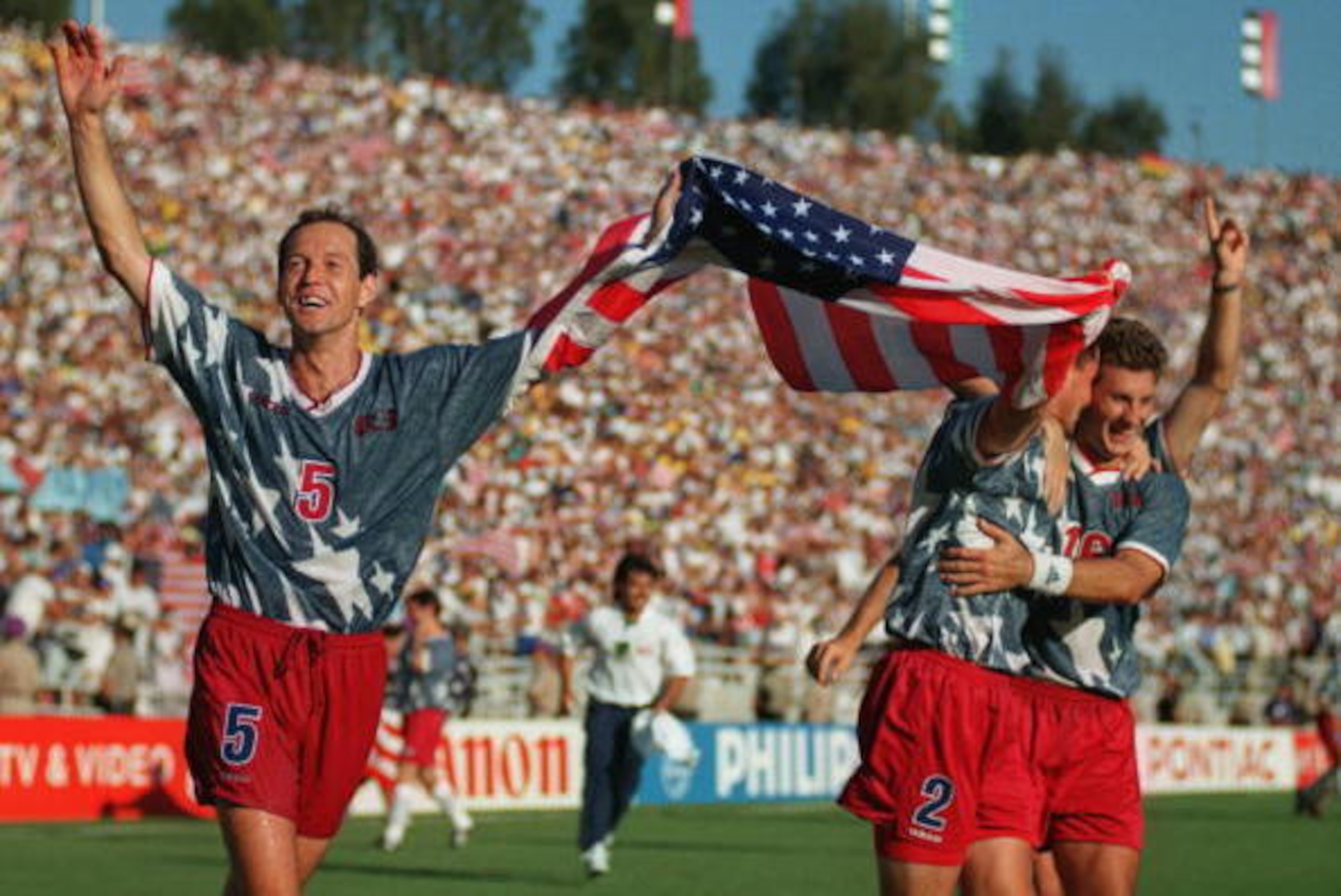 22 JUN 1994:  THOMAS DOOLEY OF USA CELEBRATES WITH HIS TEAM MATES ON A LAP OF HONOUR AFTER THEIR 2-1 VICTORY OVER COLOMBIA . GAME FIFTEEN IN THE FIRST STAGE OF THE 1994 WORLD CUP FINALS. USA WON THE MATCH 2-1 Mandatory Credit: Shaun Botterill/ALLSPORT
