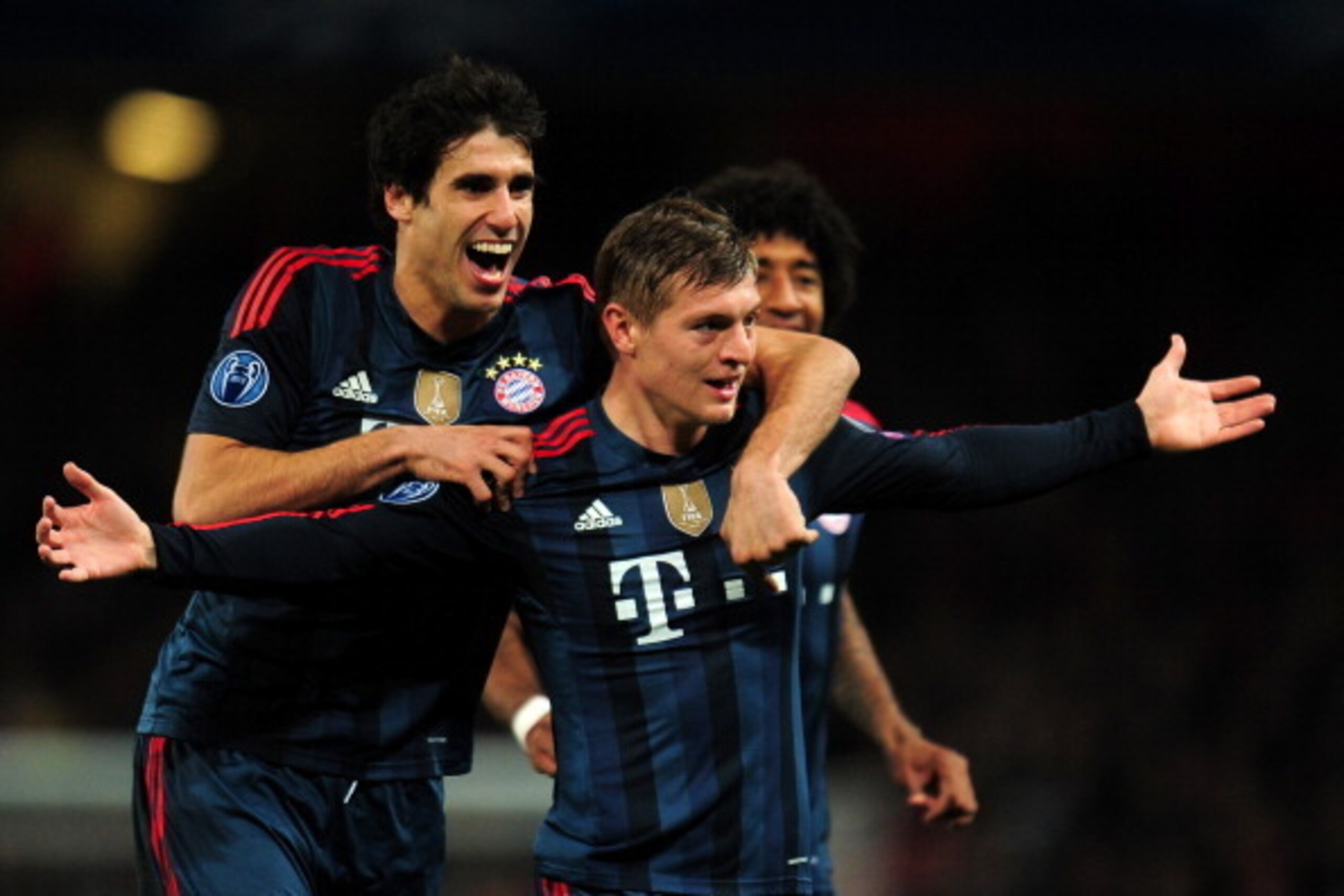 LONDON, ENGLAND - FEBRUARY 19:  Toni Kroos of Bayern Muenchen celebrates scoring the opening goal with Javi Martinez of Bayern Muenchen during the UEFA Champions League Round of 16 first leg match between Arsenal and FC Bayern Muenchen at Emirates Stadium