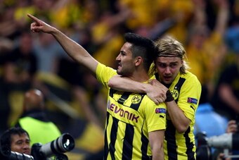 LONDON, ENGLAND - MAY 25:  Ilkay Gundogan of Borussia Dortmund (L) celebrates with team-mate Marcel Schmelzer after scoring a goal from the penalty spot during the UEFA Champions League final match between Borussia Dortmund and FC Bayern Muenchen at Wembl