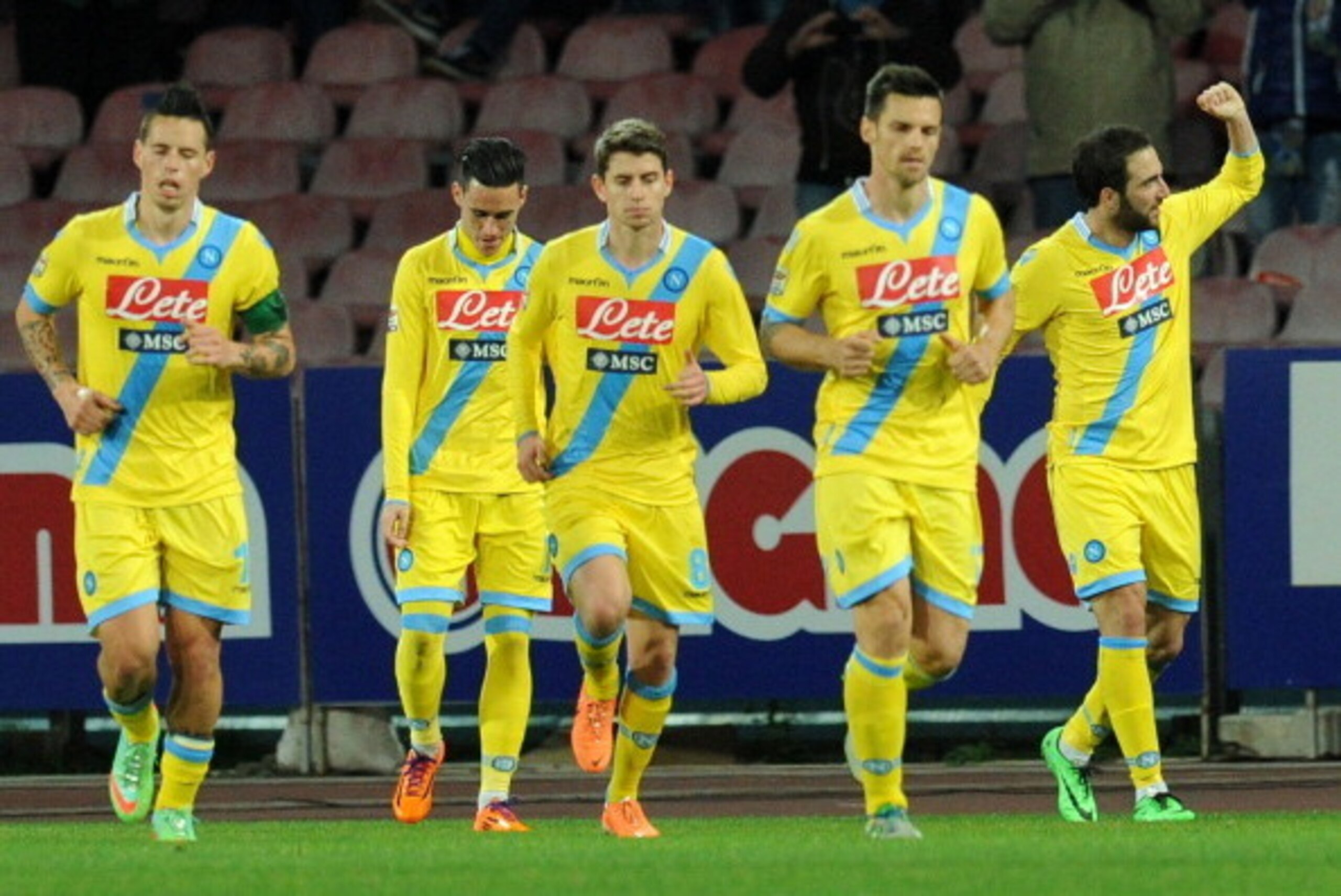 NAPLES, ITALY - FEBRUARY 08:  Gonzalo Higuain (R) of Napoli celebrates after scoring their third goal during the Serie A match between SSC Napoli and AC Milan at Stadio San Paolo on February 8, 2014 in Naples, Italy.  (Photo by Giuseppe Bellini/Getty Imag