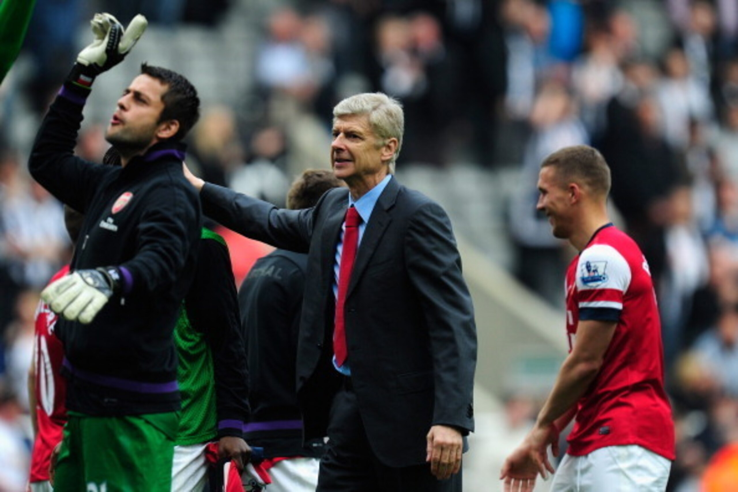 NEWCASTLE UPON TYNE, ENGLAND - MAY 19:  Arsenal manager Arsene Wenger (c) celebrates with his players after the Barclays Premier League match between Newcastle United and Arsenal at St James' Park on May 19, 2013 in Newcastle upon Tyne, England.  (Photo b