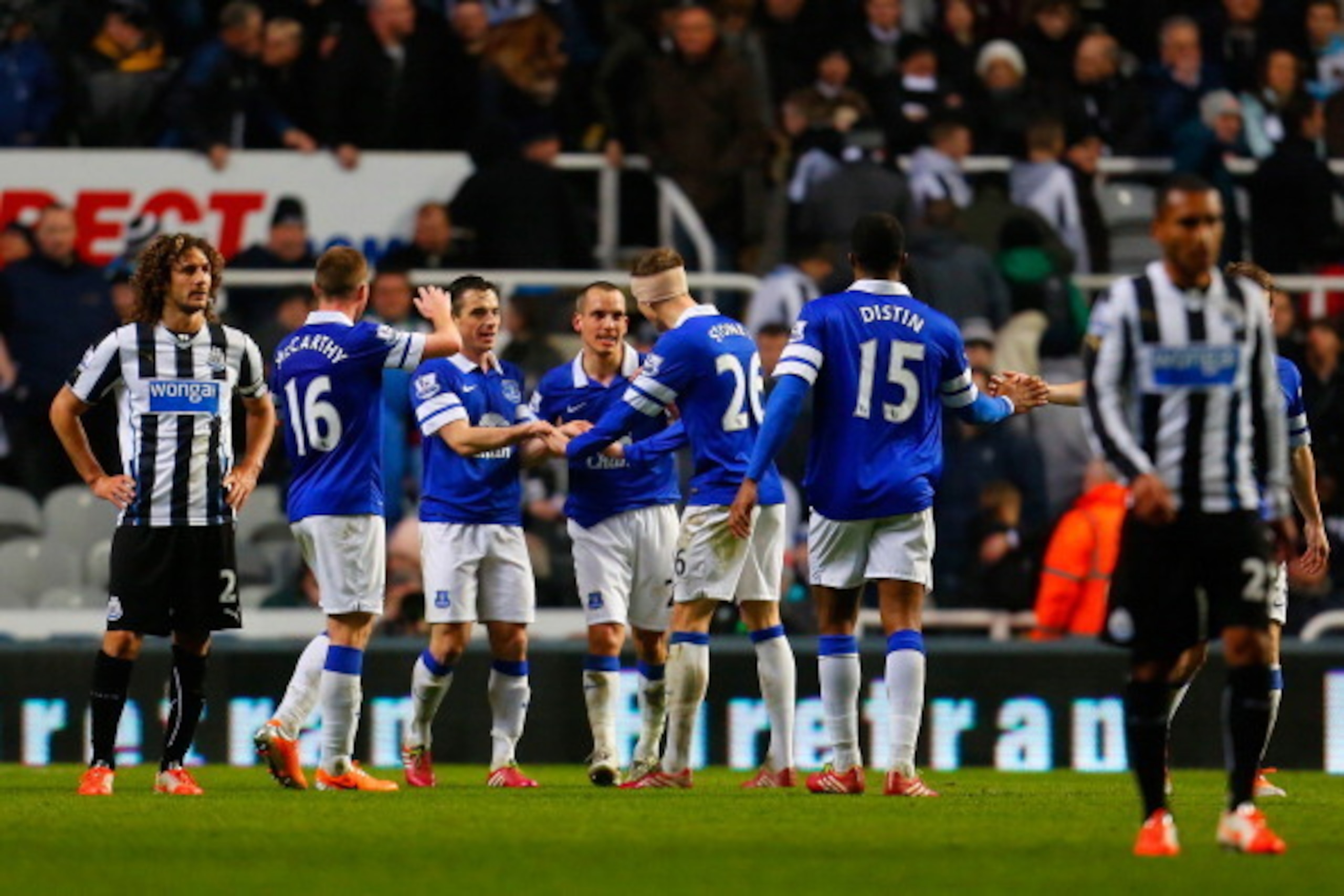 NEWCASTLE UPON TYNE, ENGLAND - MARCH 25:  Leon Osman of Everton celebrates scoring their third goal during the Barclays Premier League match between Newcastle United and Everton at St James' Park on March 25, 2014 in Newcastle upon Tyne, England.  (Photo 