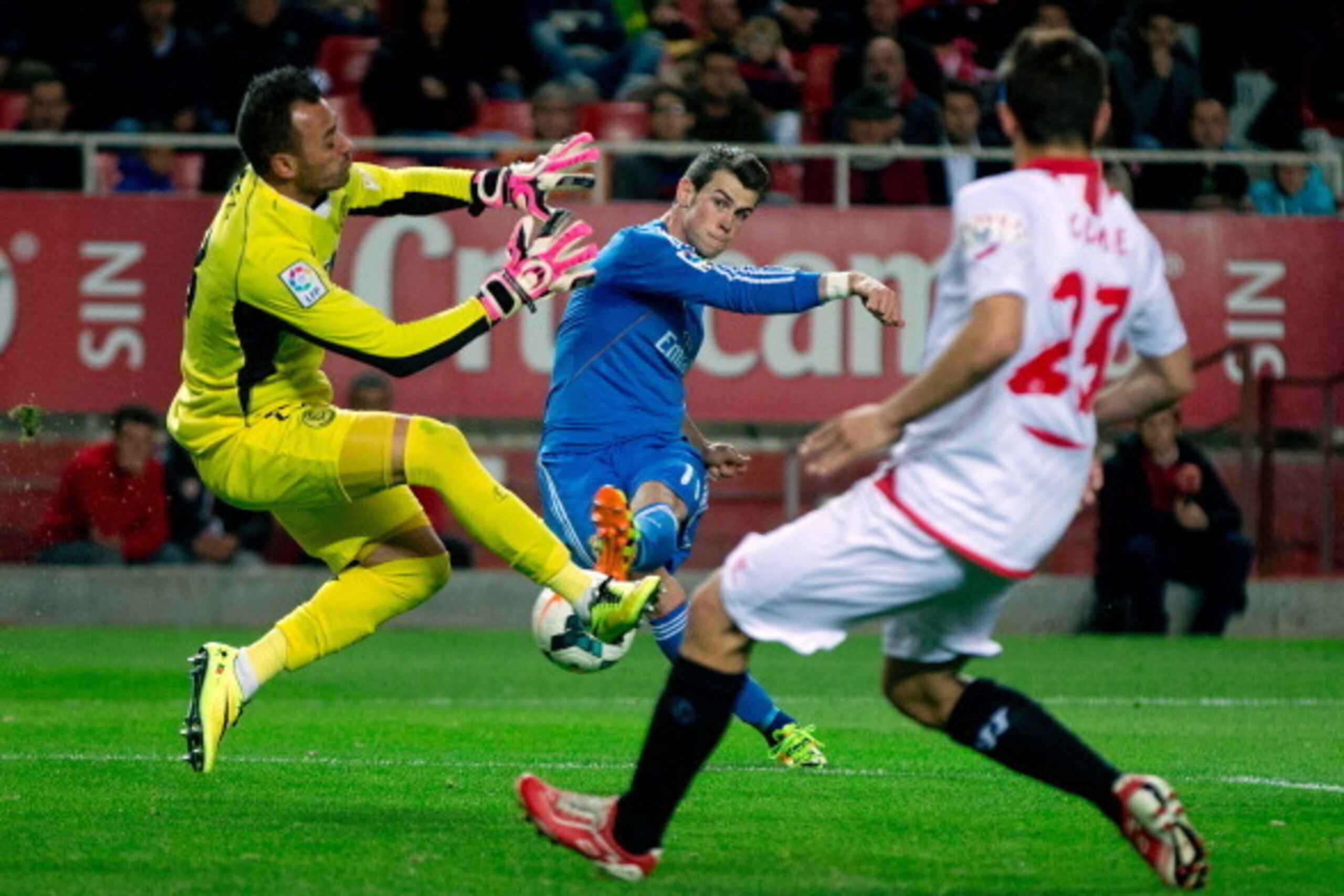 SEVILLE, SPAIN - MARCH 26:  Goalkeeper Antonio Alberto Bastos alias Beto (L) of Sevilla FC stops the ball striked by Gareth Bale (2ndL) of Real Madrid CF during the La Liga match between Sevilla FC and Real Madrid CF at Estadio Ramon Sanchez Pizjuan on Ma