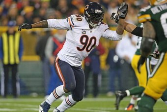 GREEN BAY, WI - NOVEMBER 04:  Julius Peppers #90 of the Chicago Bears rushes against the Green Bay Packers at Lambeau Field on November 4, 2013 in Green Bay, Wisconsin. The Bears defeated the Packers 27-20.  (Photo by Jonathan Daniel/Getty Images)