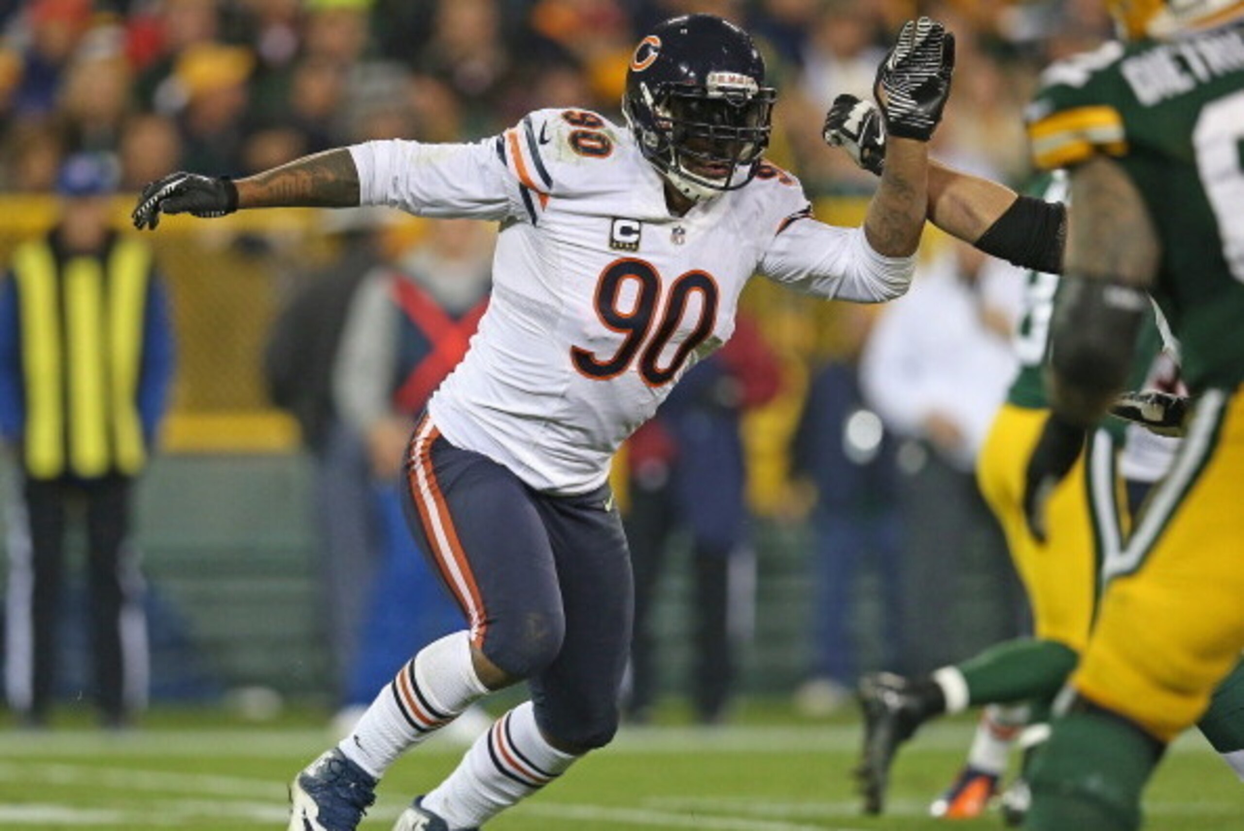 GREEN BAY, WI - NOVEMBER 04:  Julius Peppers #90 of the Chicago Bears rushes against the Green Bay Packers at Lambeau Field on November 4, 2013 in Green Bay, Wisconsin. The Bears defeated the Packers 27-20.  (Photo by Jonathan Daniel/Getty Images)