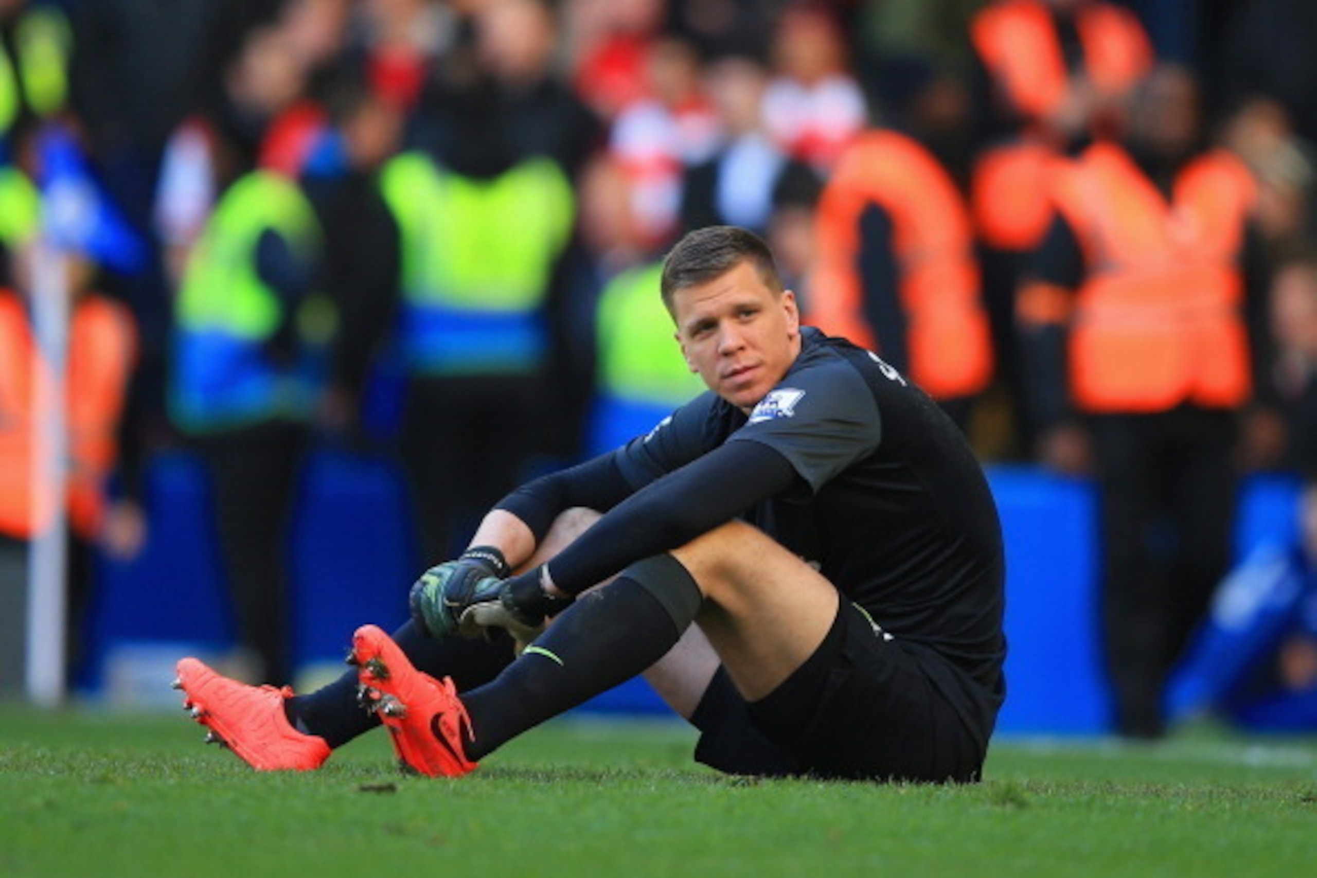 LONDON, ENGLAND - MARCH 22:  A dejected Wojciech Szczesny of Arsenal sits on the pitch after conceding a fourth goal during the Barclays Premier League match between Chelsea and Arsenal at Stamford Bridge on March 22, 2014 in London, England.  (Photo by R