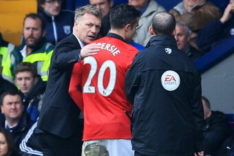 WEST BROMWICH, ENGLAND - MARCH 08:  David Moyes manager of Manchester United speaks to Robin van Persie of Manchester United as he is substituted during the Barclays Premier League match between West Bromwich Albion and Manchester United at The Hawthorns 