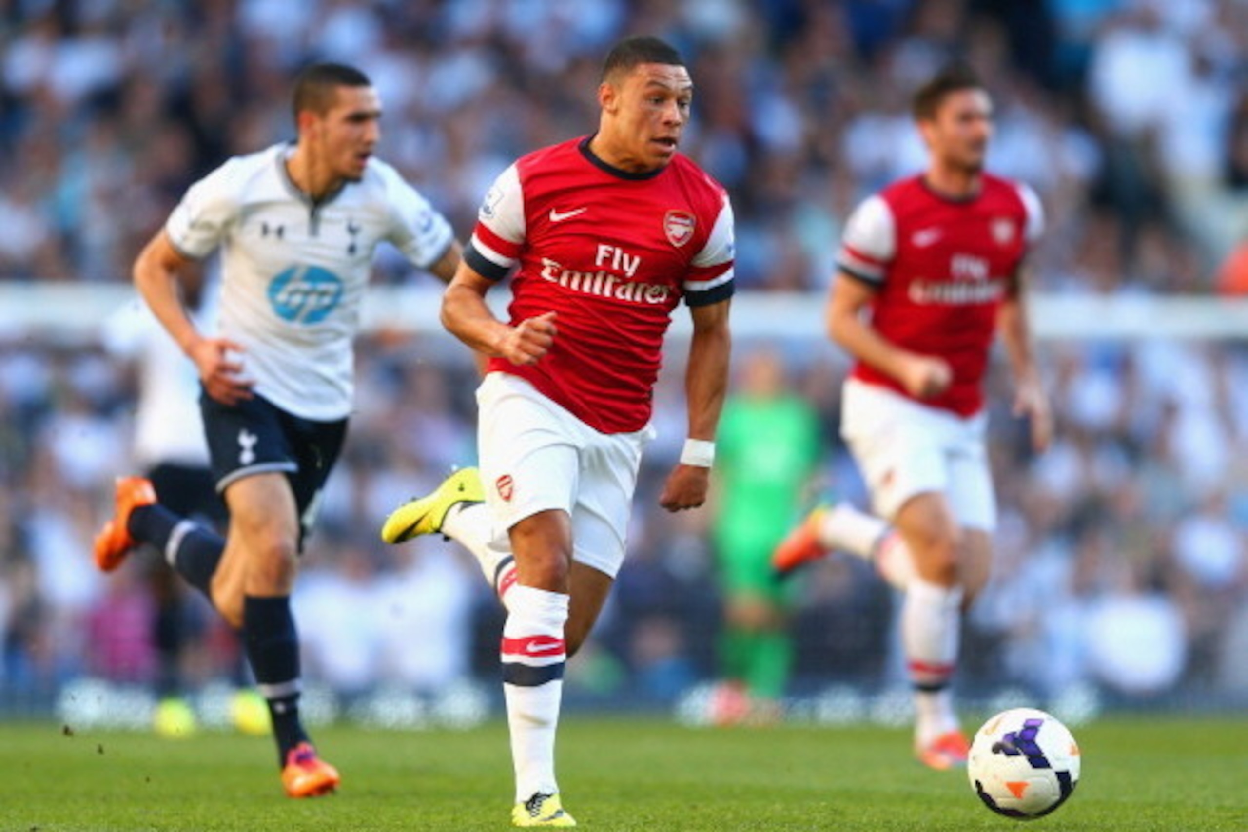 LONDON, ENGLAND - MARCH 16:  Alex Oxlade-Chamberlain of Arsenal breaks with the ball during the Barclays Premier League match between Tottenham Hotspur and Arsenal at White Hart Lane on March 16, 2014 in London, England.  (Photo by Paul Gilham/Getty Image