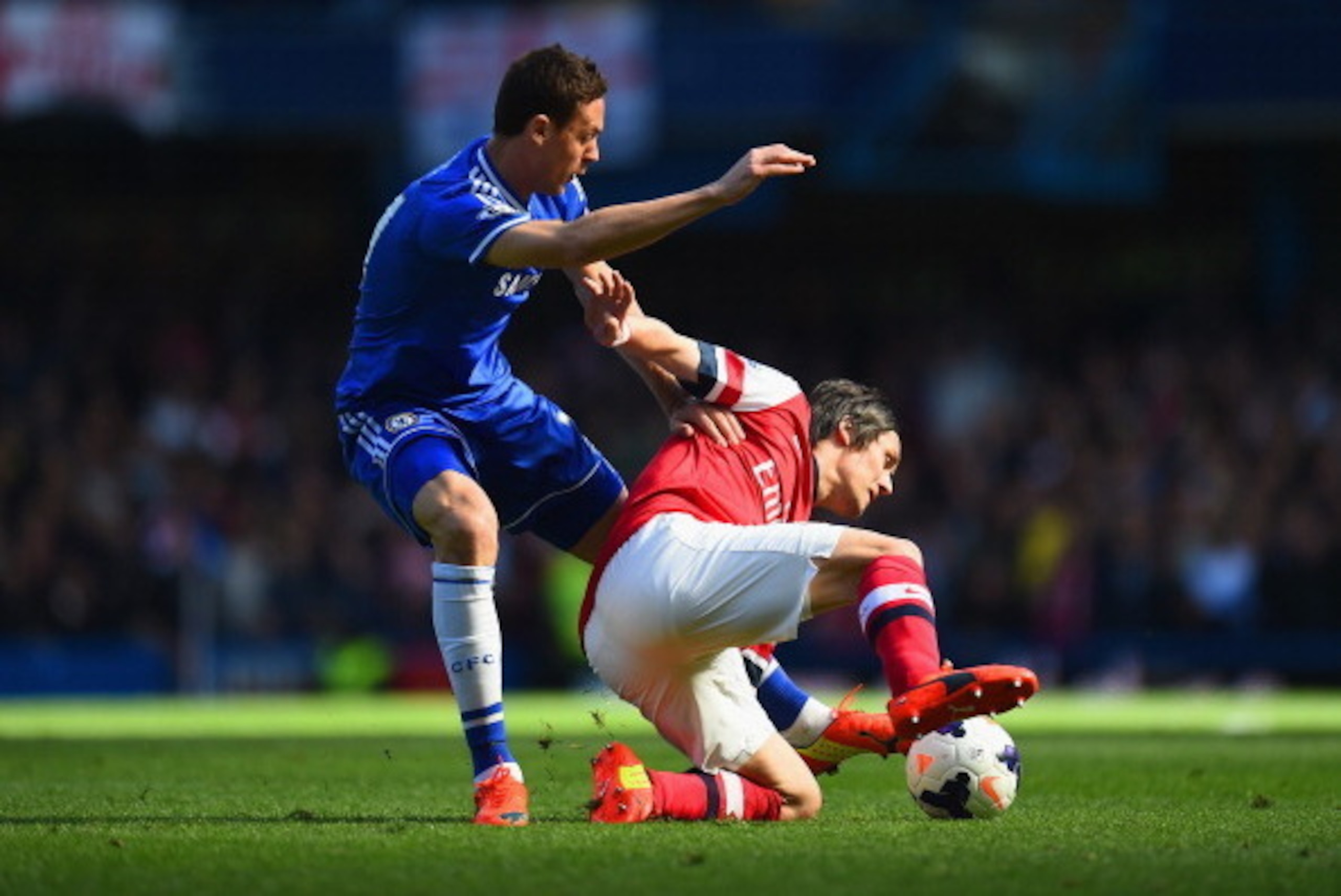 LONDON, ENGLAND - MARCH 22:  Nemanja Matic of Chelsea and Tomas Rosicky of Arsenal battle for the ball during the Barclays Premier League match between Chelsea and Arsenal at Stamford Bridge on March 22, 2014 in London, England.  (Photo by Shaun Botterill