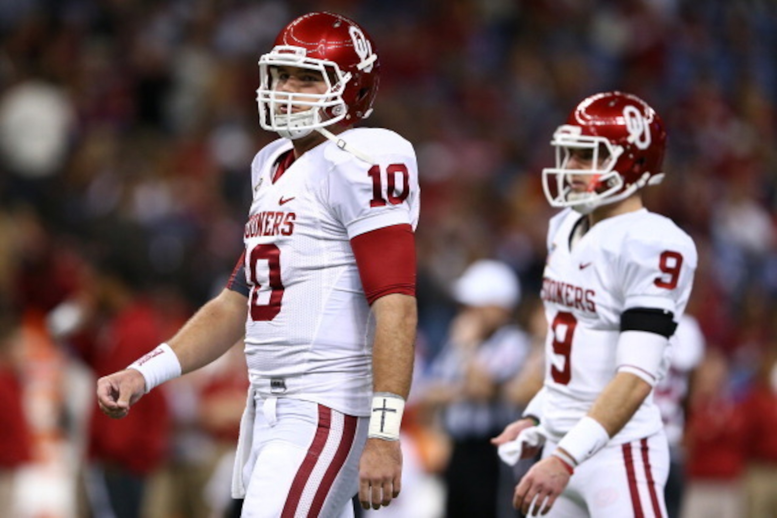 NEW ORLEANS, LA - JANUARY 02:  Blake Bell #10 of the Oklahoma Sooners warms up prior to playing the Alabama Crimson Tide in the Allstate Sugar Bowl at the Mercedes-Benz Superdome on January 2, 2014 in New Orleans, Louisiana.  (Photo by Streeter Lecka/Gett