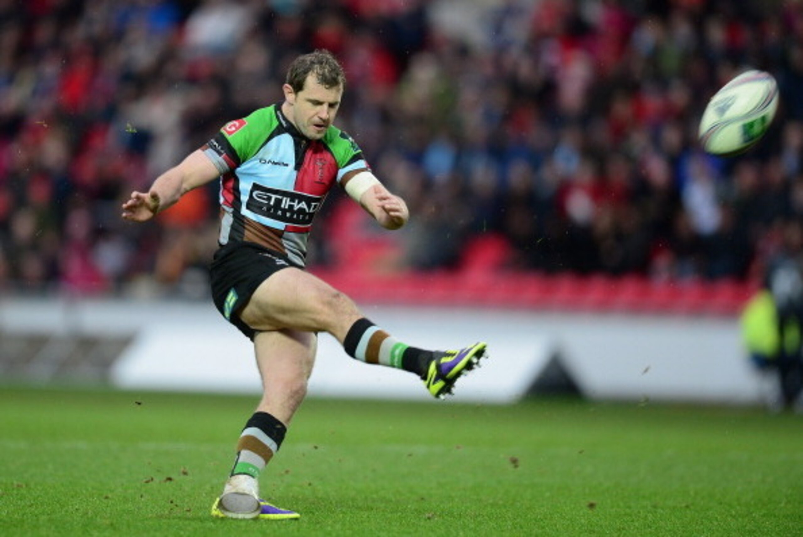 LLANELLI, WALES - JANUARY 19:  Nick Evans of Harlequins kicks a penalty during the Heineken Cup Pool 4 match between Scarlets and Harlequins at Parc y Scarlets on January 19, 2014 in Llanelli, Wales.  (Photo by Jamie McDonald/Getty Images)