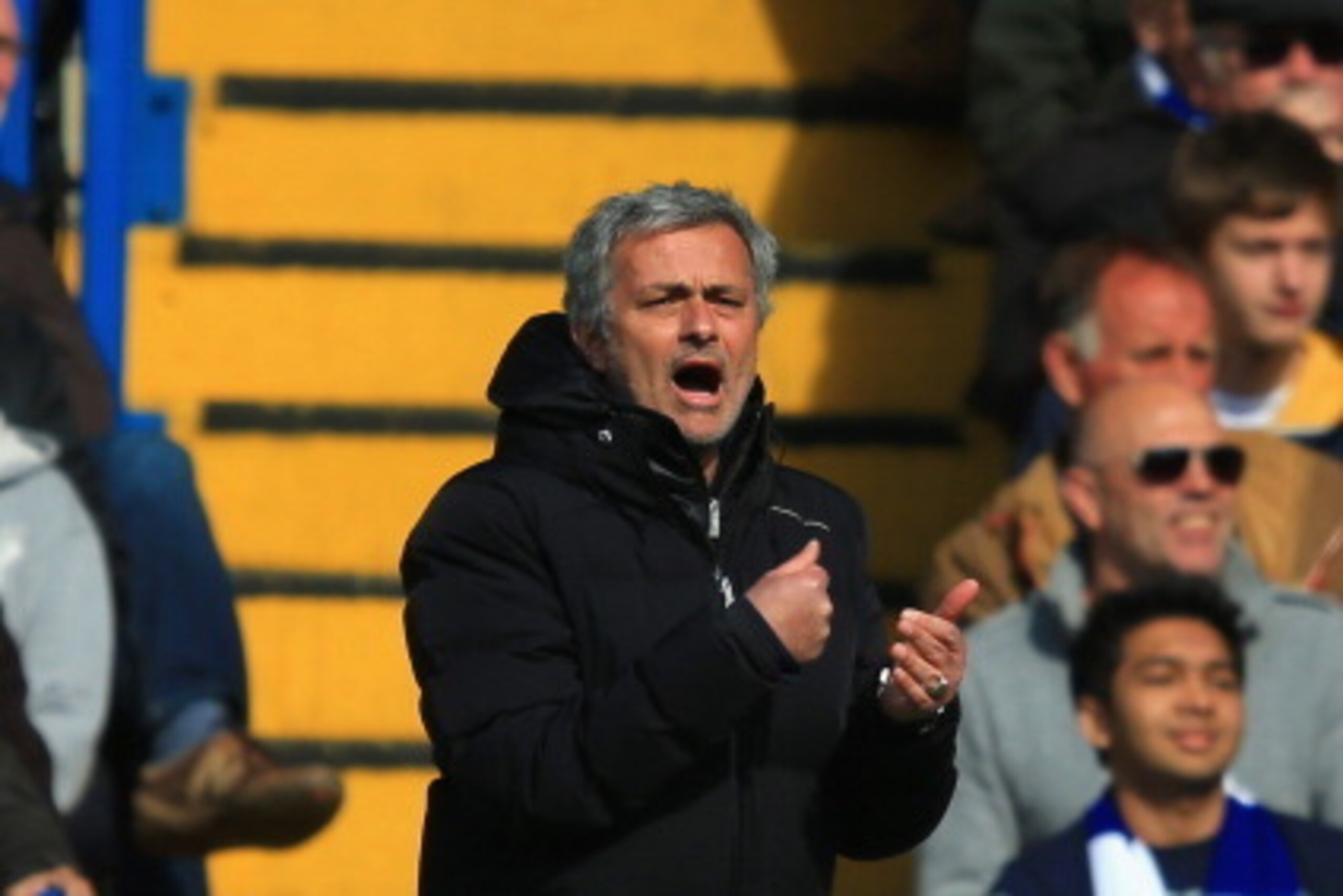LONDON, ENGLAND - MARCH 22:  Jose Mourinho manager of Chelsea gives instructions on the touchline during the Barclays Premier League match between Chelsea and Arsenal at Stamford Bridge on March 22, 2014 in London, England.  (Photo by Richard Heathcote/Ge