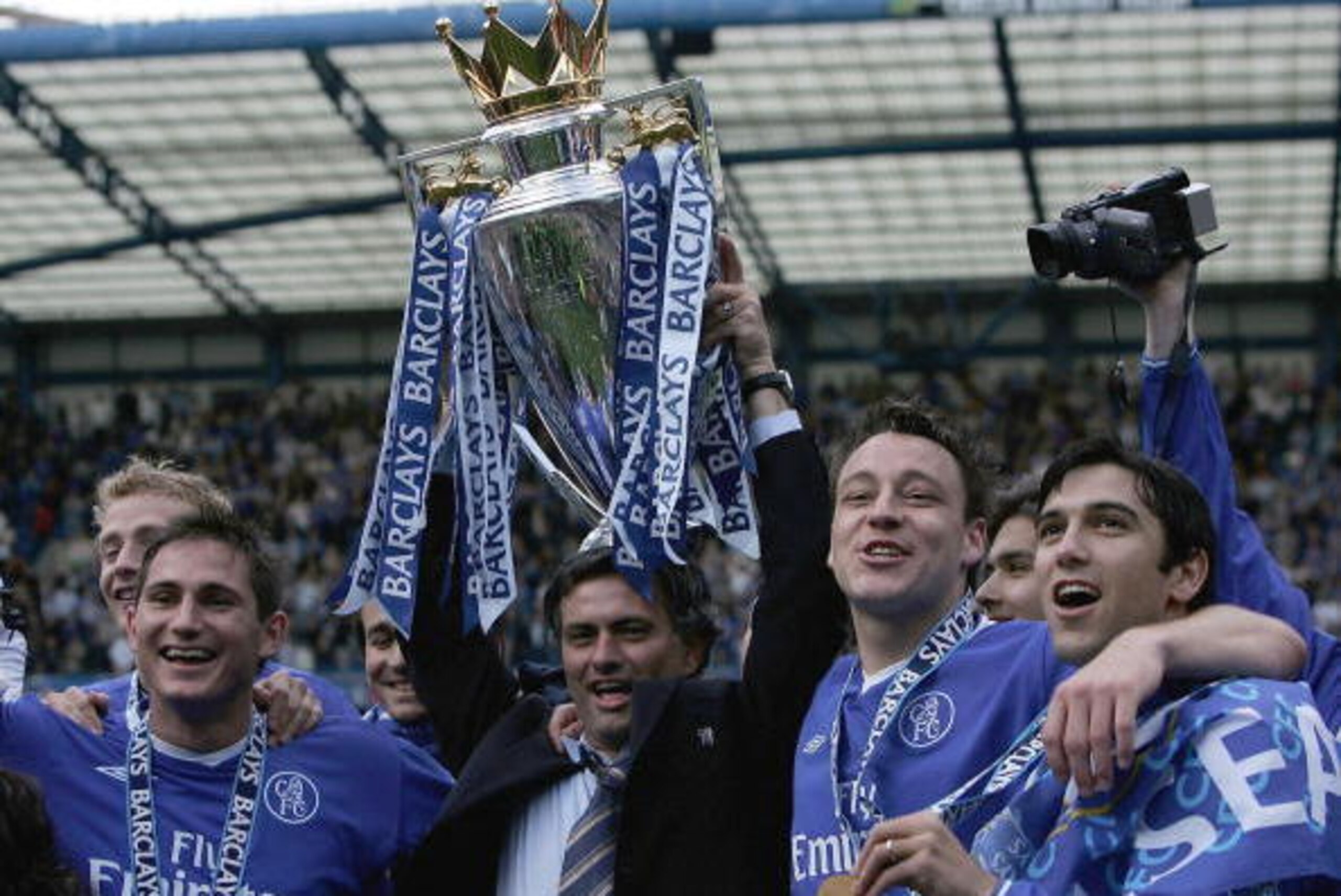 LONDON - MAY 07:  (L-R) Frank Lampard, Jose Mourinho, John Terry and Paulo Ferreira hold the trophy after receiving the Barclays Premiership Trophy at Stamford Bridge on May 7, 2005 in London, England.  (Photo by Ben Radford/Getty Images)