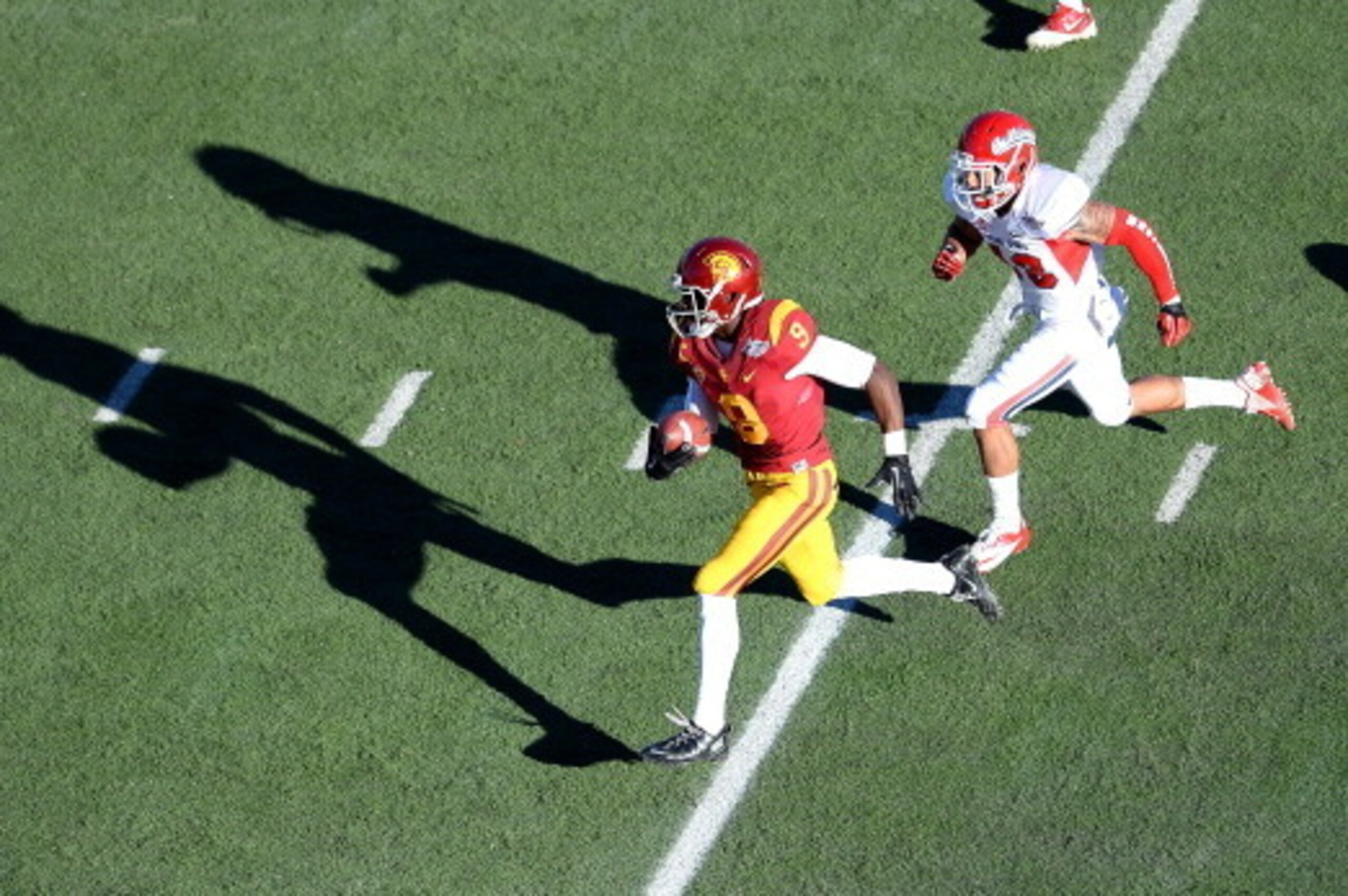 LAS VEGAS, NV - DECEMBER 21:  Marqise Lee #9 of the USC Trojans runs for a touchdown ahead of Derron Smith #13 of the Fresno State Bulldogs during the Royal Purple Las Vegas Bowl at Sam Boyd Stadium on December 21, 2013 in Las Vegas, Nevada. USC won 45-20