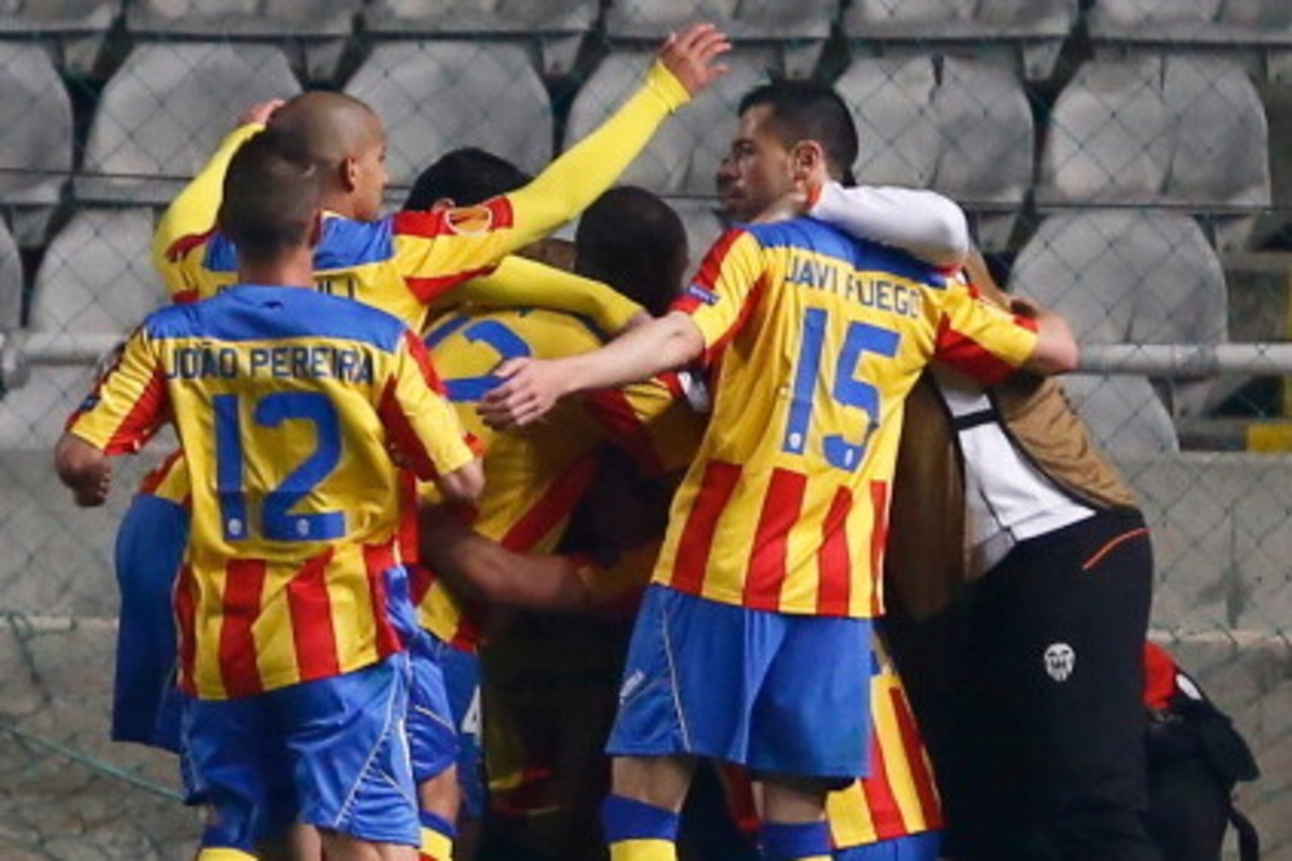 NICOSIA, CYPRUS - FEBRUARY 20:  Eduardo Vargas of Valencia CF celebrates with team-mates after scoring the opening goal during the Europa League Round of 16 match between FC Dynamo Kyiv and Valencia CF on February 20, 2014 in Nicosia, Cyprus.  (Photo by A