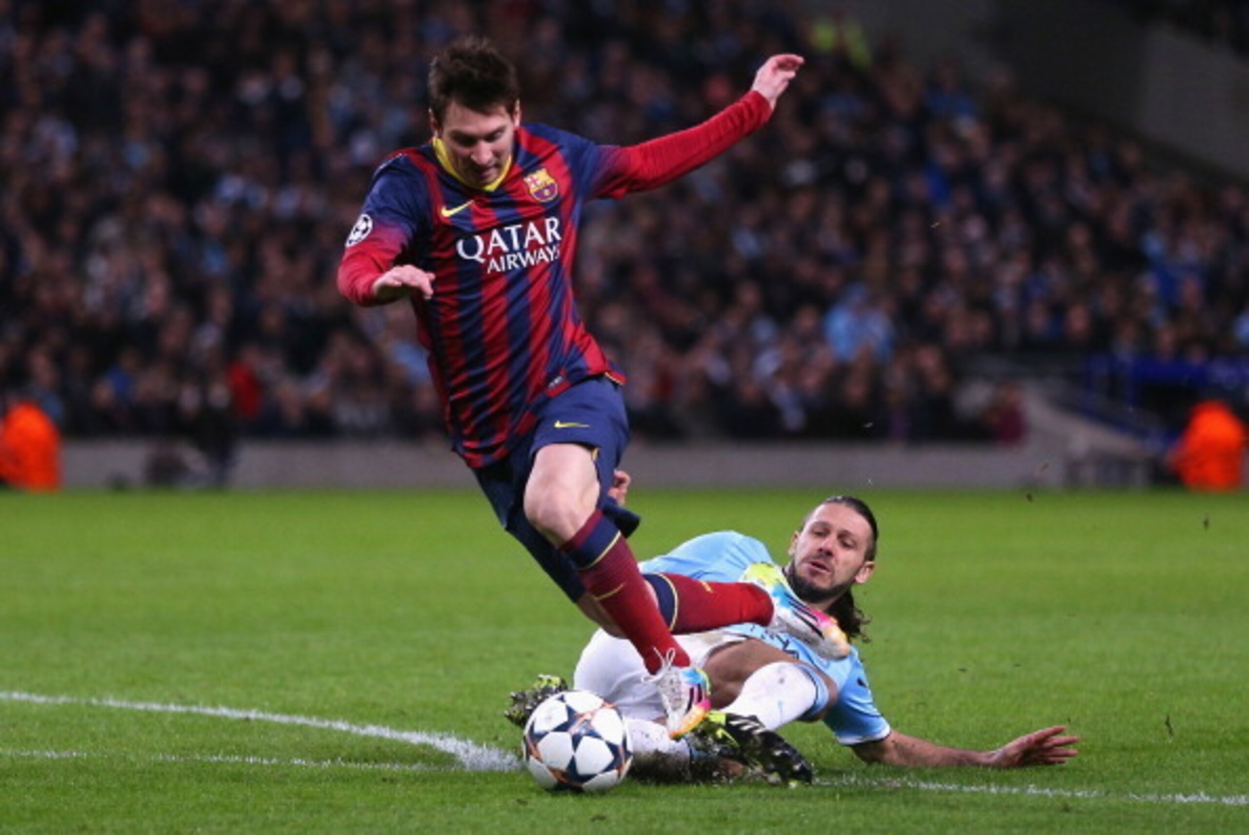 MANCHESTER, ENGLAND - FEBRUARY 18: Martin Demichelis of Manchester City fouls Lionel Messi of Barcelona to concede a penalty and is subsequently sent off during the UEFA Champions League Round of 16 first leg match between Manchester City and Barcelona a MANCHESTER, ENGLAND - FEBRUARY 18: Martin Demichelis of Manchester City fouls Lionel Messi of Barcelona to concede a penalty and is subsequently sent off during the UEFA Champions League Round of 16 first leg match between Manchester City and Barcelona a