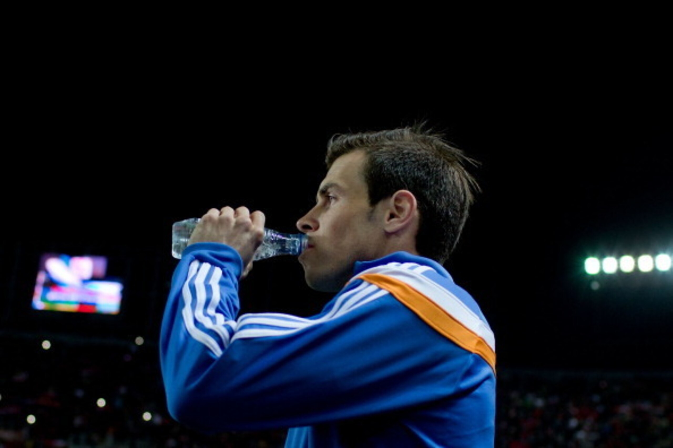 SEVILLE, SPAIN - MARCH 26: Gareth Bale of Real Madrid CF drinks water as he enters the pitch prior to start the La Liga match between Sevilla FC and Real Madrid CF at Estadio Ramon Sanchez Pizjuan on March 26, 2014 in Seville, Spain.  (Photo by Gonzalo Ar