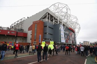 MANCHESTER, ENGLAND - MARCH 16:  Fans make their way to the stadium prior to the Barclays Premier League match between Manchester United and Liverpool at Old Trafford on March 16, 2014 in Manchester, England.  (Photo by Alex Livesey/Getty Images)