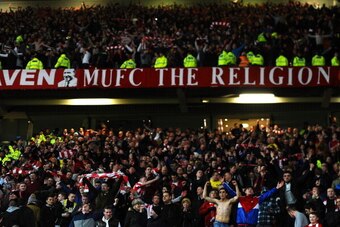 MANCHESTER, ENGLAND - JANUARY 22:  Sunderland fans celebrate following their team's 2-1 victory following the penalty shootout during the Capital One Cup semi final, second leg match between Manchester United and Sunderland at Old Trafford on January 22, 