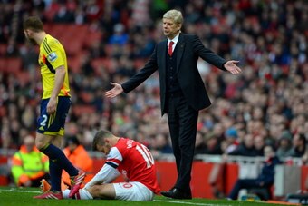 LONDON, ENGLAND - FEBRUARY 22: Arsene Wenger manager of Arsenal reacts after Jack Wilshere of Arsenal goes down following a challenge during the Barclays Premier League match between Arsenal and Sunderland at Emirates Stadium on February 22, 2014 in Londo