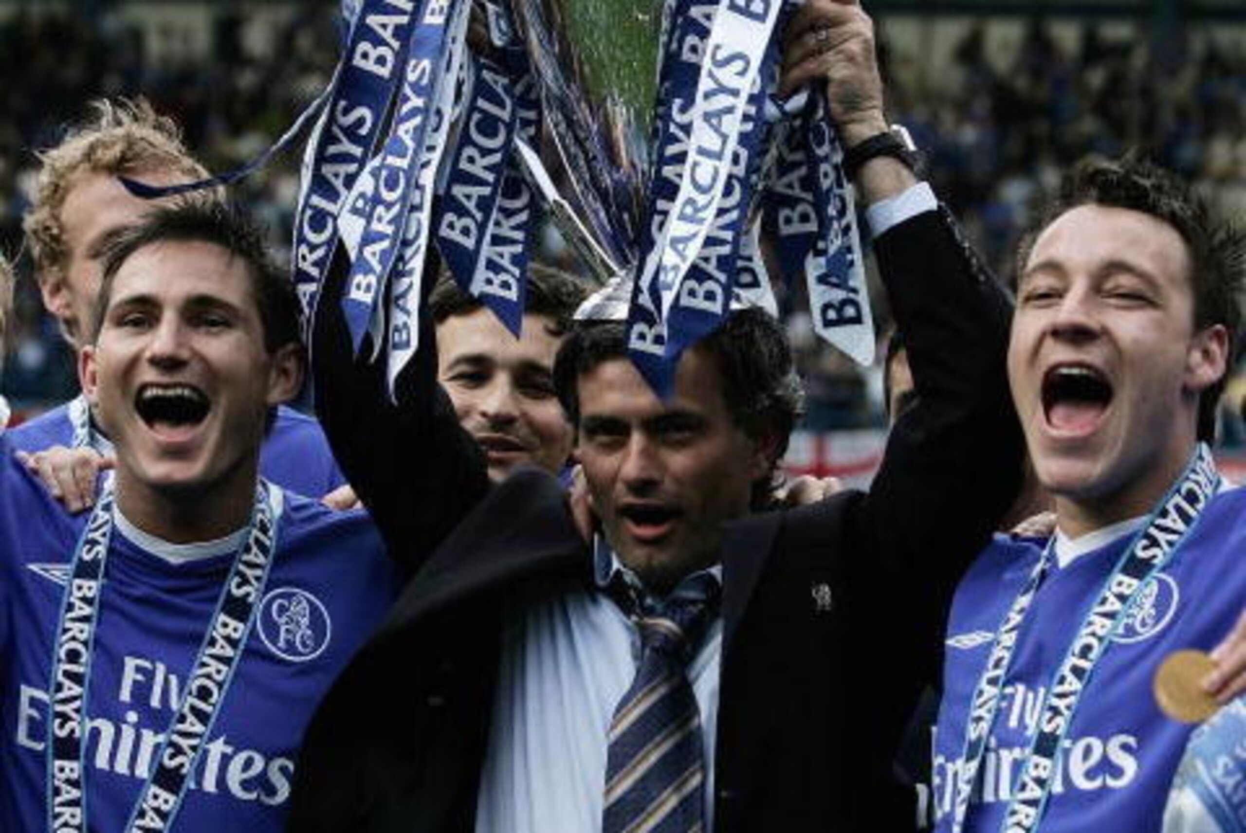LONDON - MAY 7:  (L-R) Frank Lampard, Jose Mourinho and John Terry hold the trophy up as his Chelsea team mates celebrate after receiving the Barclays Premiership Trophy at Stamford Bridge on May 7, 2005 in London, England.  (Photo by Ben Radford/Getty Im