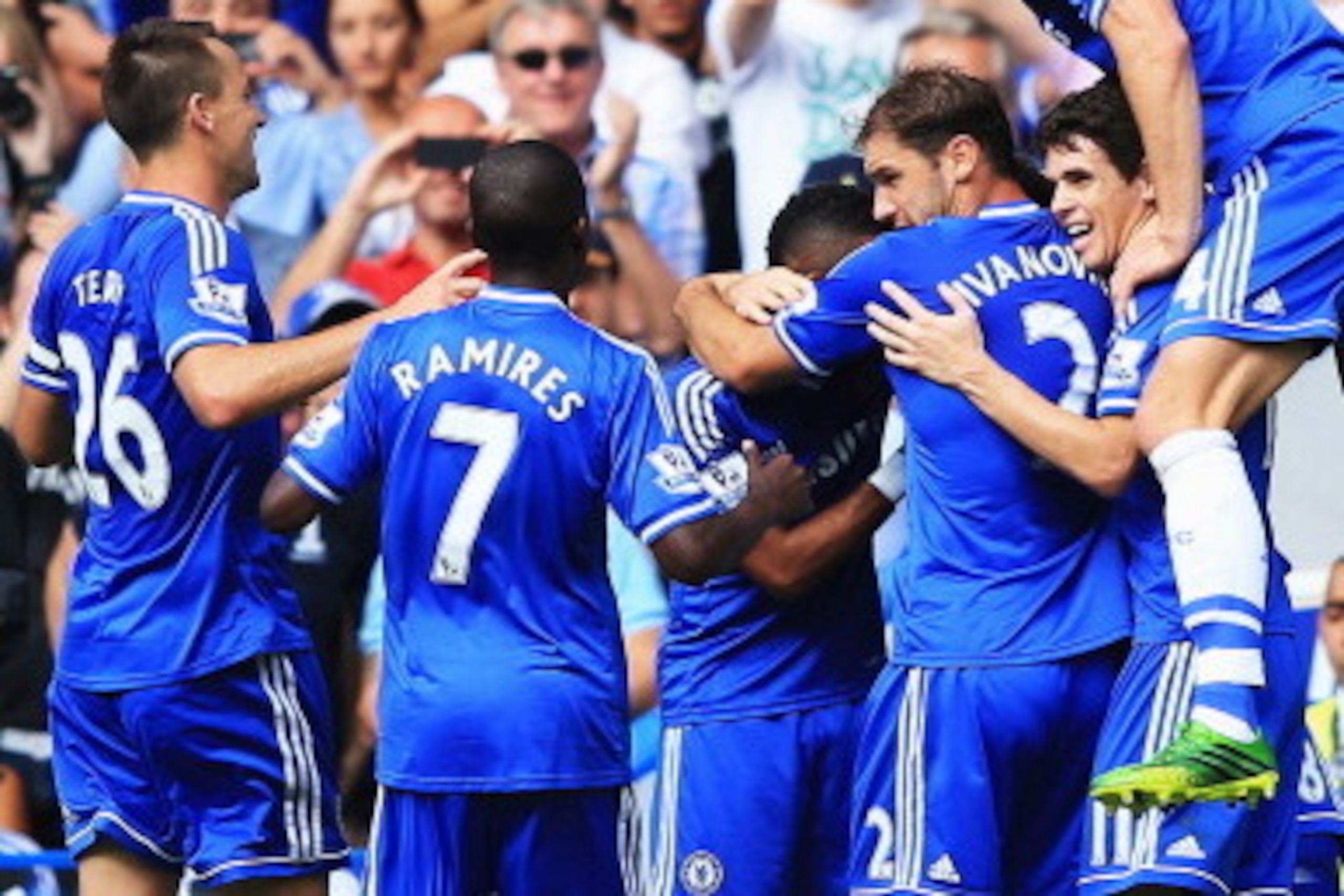 LONDON, ENGLAND - AUGUST 18:  Frank Lampard of Chelsea celebrates with team mates and manager Jose Mourinho after scoring the second goal during the Barclays Premier League match between Chelsea and Hull City at Stamford Bridge on August 18, 2013 in Londo