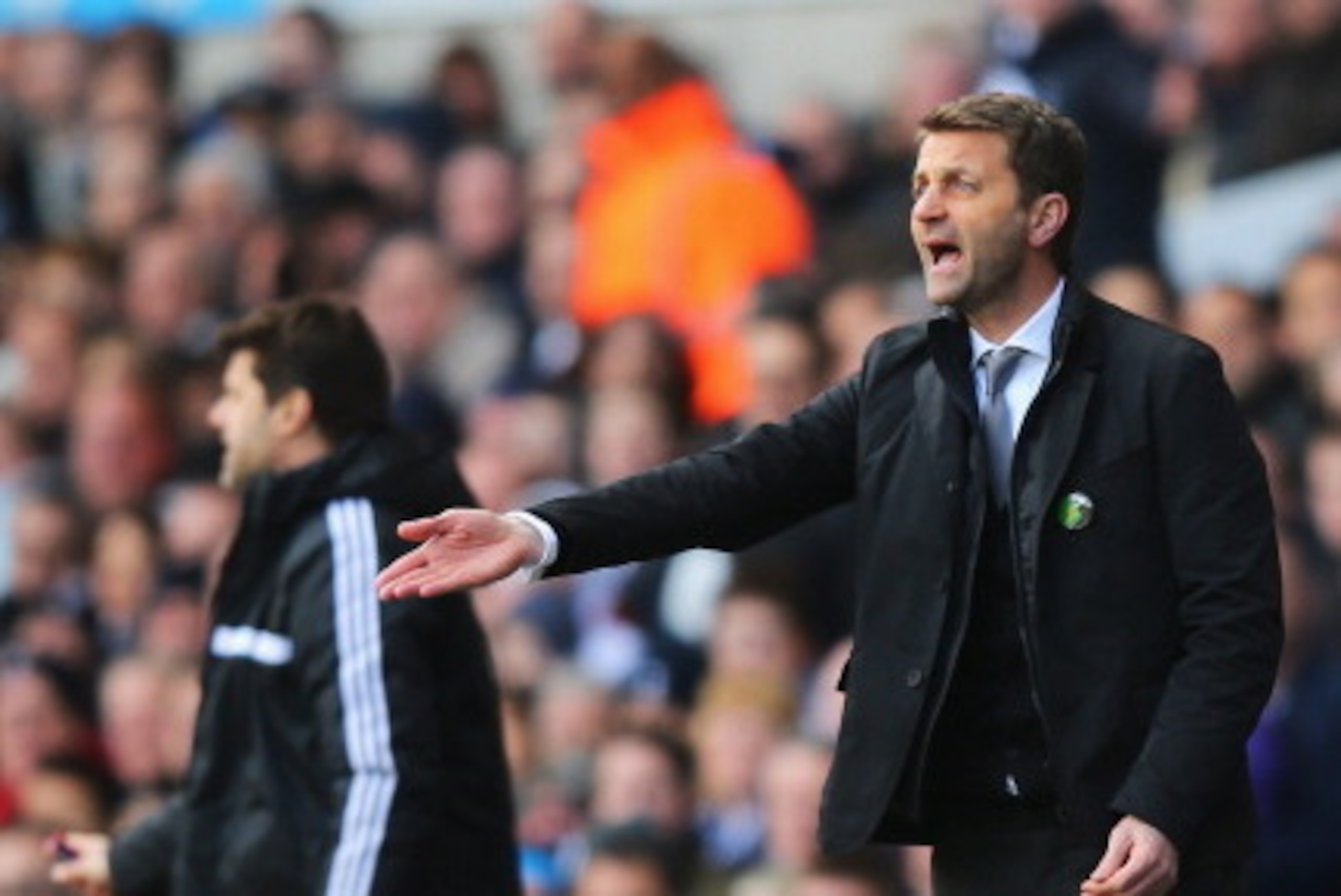 LONDON, ENGLAND - MARCH 23:  Manager Tim Sherwood of Tottenham Hotspur shouts instructions with manager Mauricio Pochettino of Southampton during the Barclays Premier League match between Tottenham Hotspur and Southampton at White Hart Lane on March 23, 2