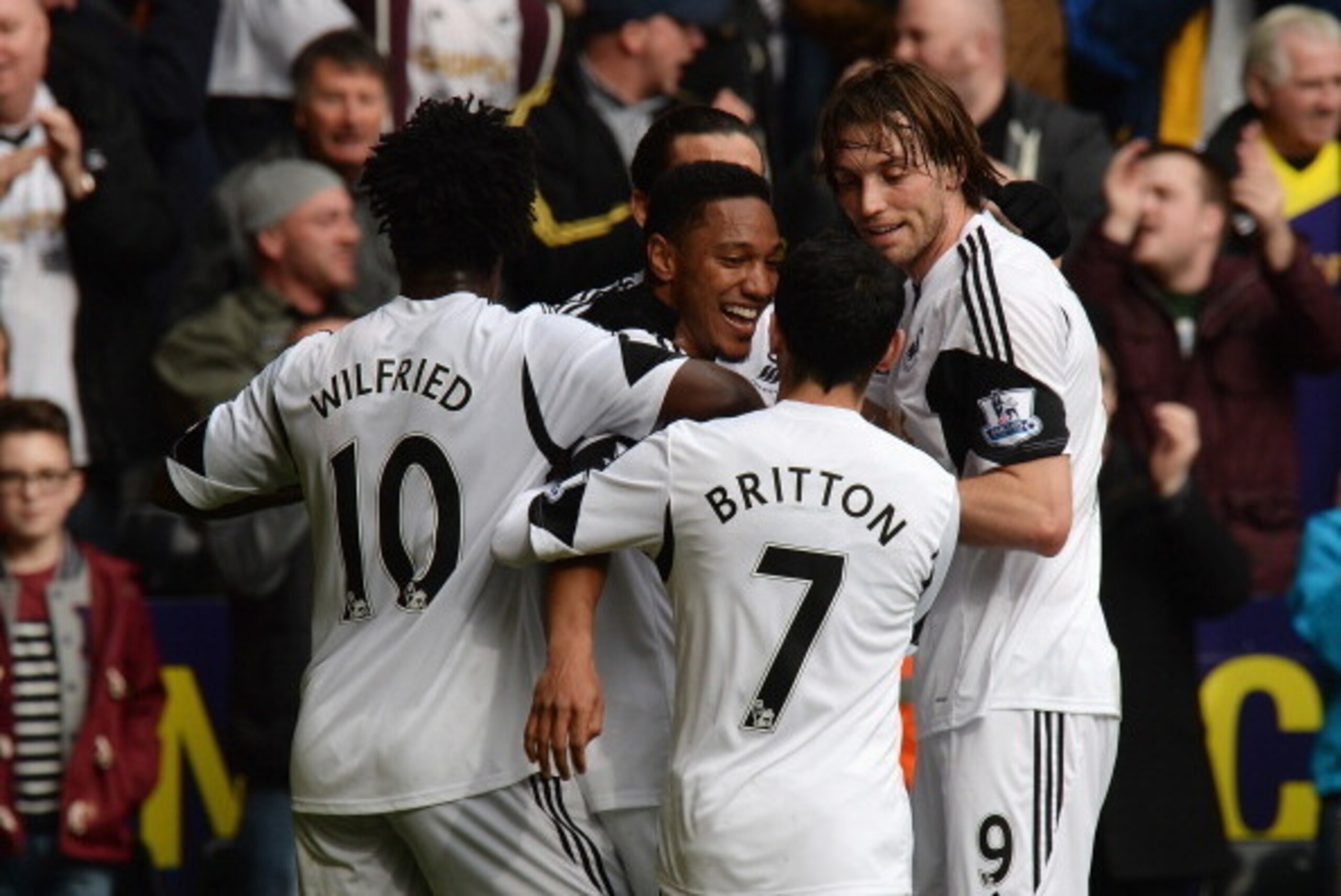 SWANSEA, WALES - MARCH 29: Jonathan de Guzman of Swansea City celebrates the opening goal with team mates during the Barclays Premier League match between Swansea City and Norwich City at Liberty Stadium on March 29, 2014 in Swansea, Wales.  (Photo by Ton