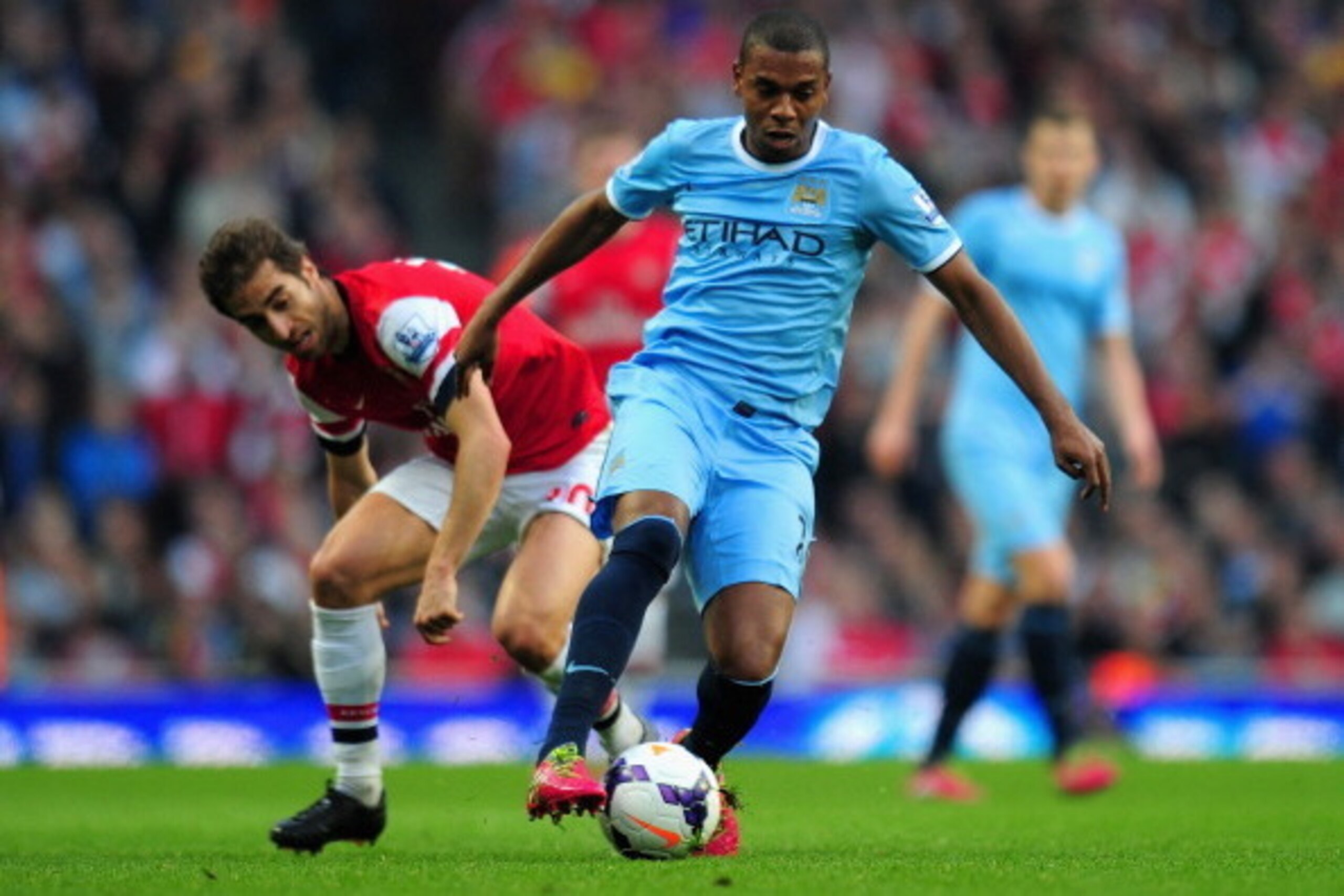 LONDON, ENGLAND - MARCH 29: Fernandinho of Manchester City and Mathieu Flamini of Arsenal compete for the ball during the Barclays Premier League match between Arsenal and Manchester City at Emirates Stadium on March 29, 2014 in London, England. (Photo b LONDON, ENGLAND - MARCH 29: Fernandinho of Manchester City and Mathieu Flamini of Arsenal compete for the ball during the Barclays Premier League match between Arsenal and Manchester City at Emirates Stadium on March 29, 2014 in London, England. (Photo b