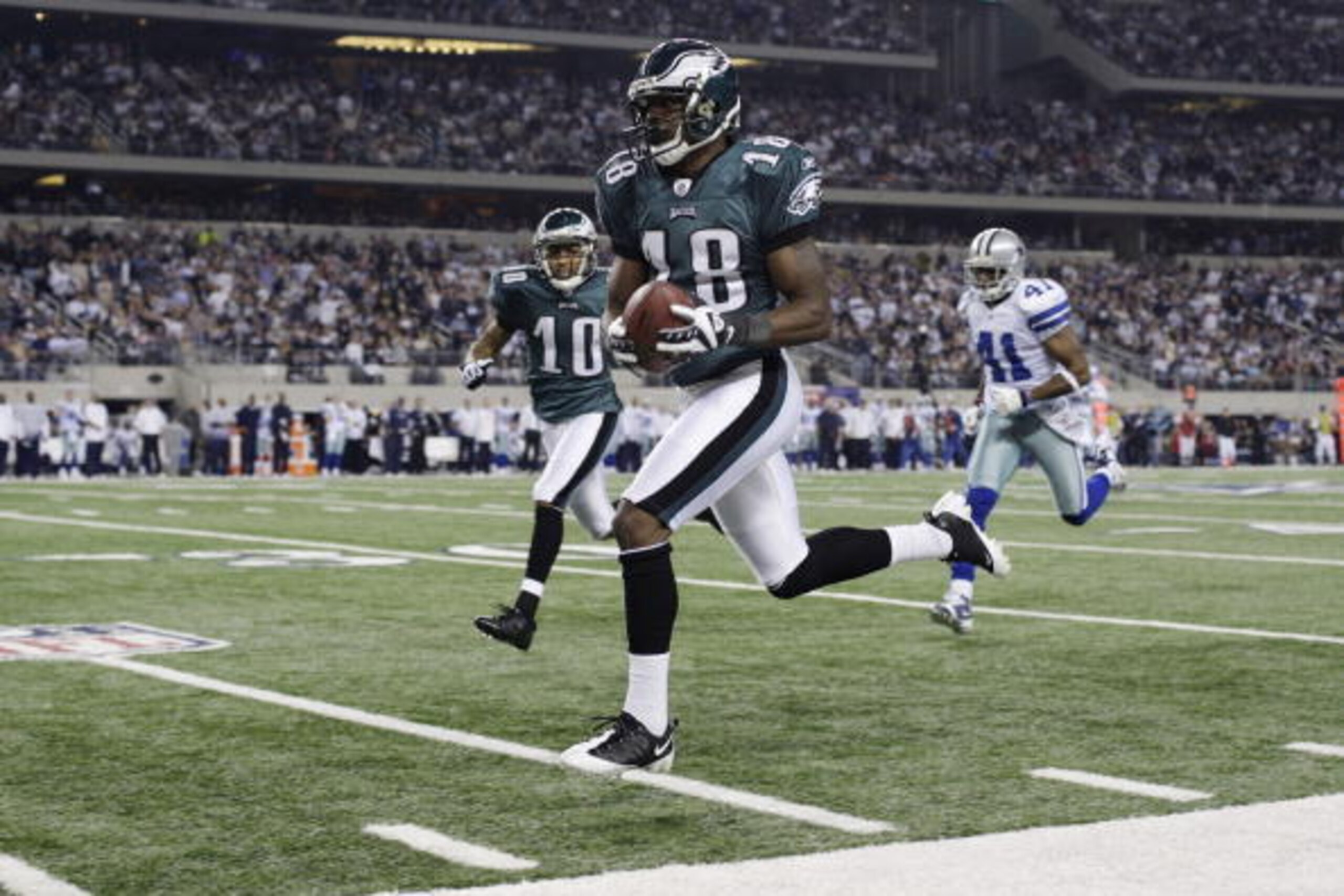 ARLINGTON, TX - JANUARY 9:  Jeremy Maclin #18 of the Philadelphia Eagles runs for a 76-yard touchdown in the second quarter on a pass from quarterback Michael Vick #7 against the Dallas Cowboys during the 2010 NFC wild-card playoff game at Cowboys Stadium