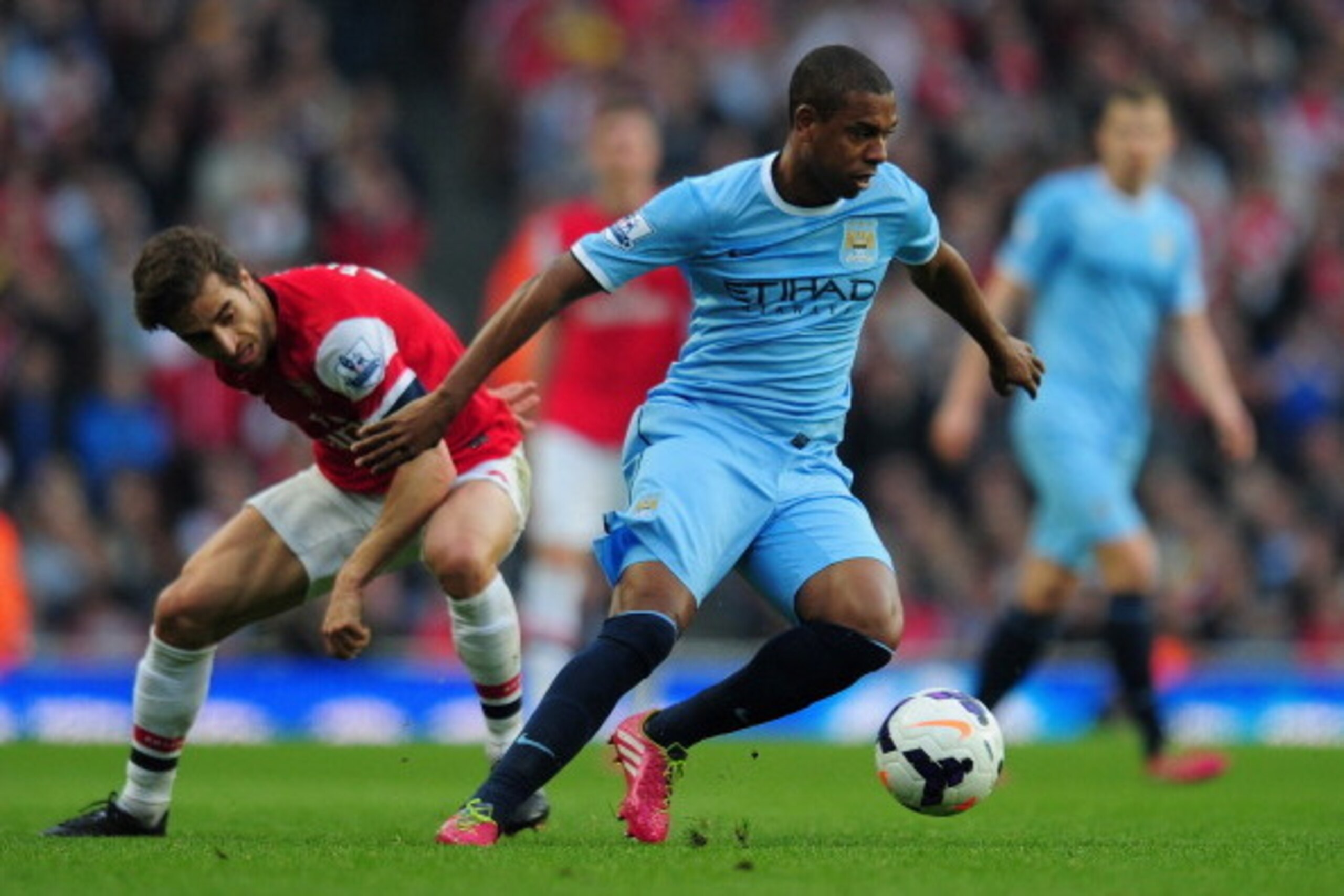 LONDON, ENGLAND - MARCH 29:  Fernandinho of Manchester City and Mathieu Flamini of Arsenal compete for the ball during the Barclays Premier League match between Arsenal and Manchester City at Emirates Stadium on March 29, 2014 in London, England.  (Photo 