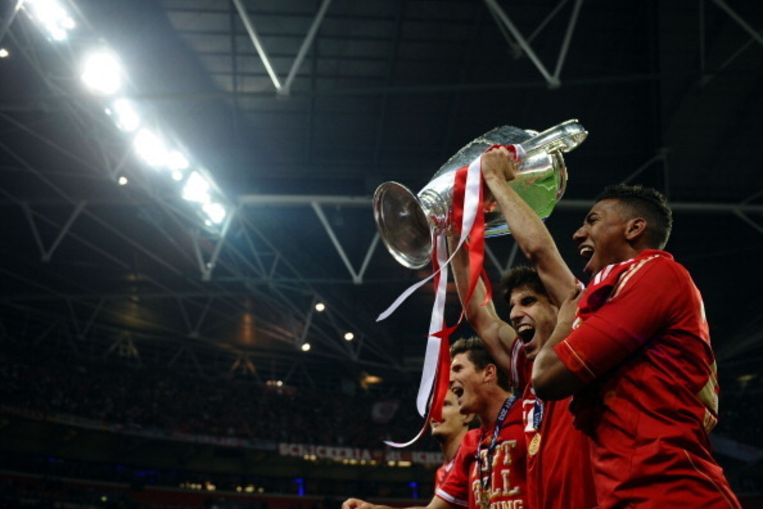 LONDON, ENGLAND - MAY 25:  Javi Martinez and Jerome Boateng of Bayern Muenchen hold the trophy after winning the UEFA Champions League final match against Borussia Dortmund at Wembley Stadium on May 25, 2013 in London, United Kingdom.  (Photo by Laurence 