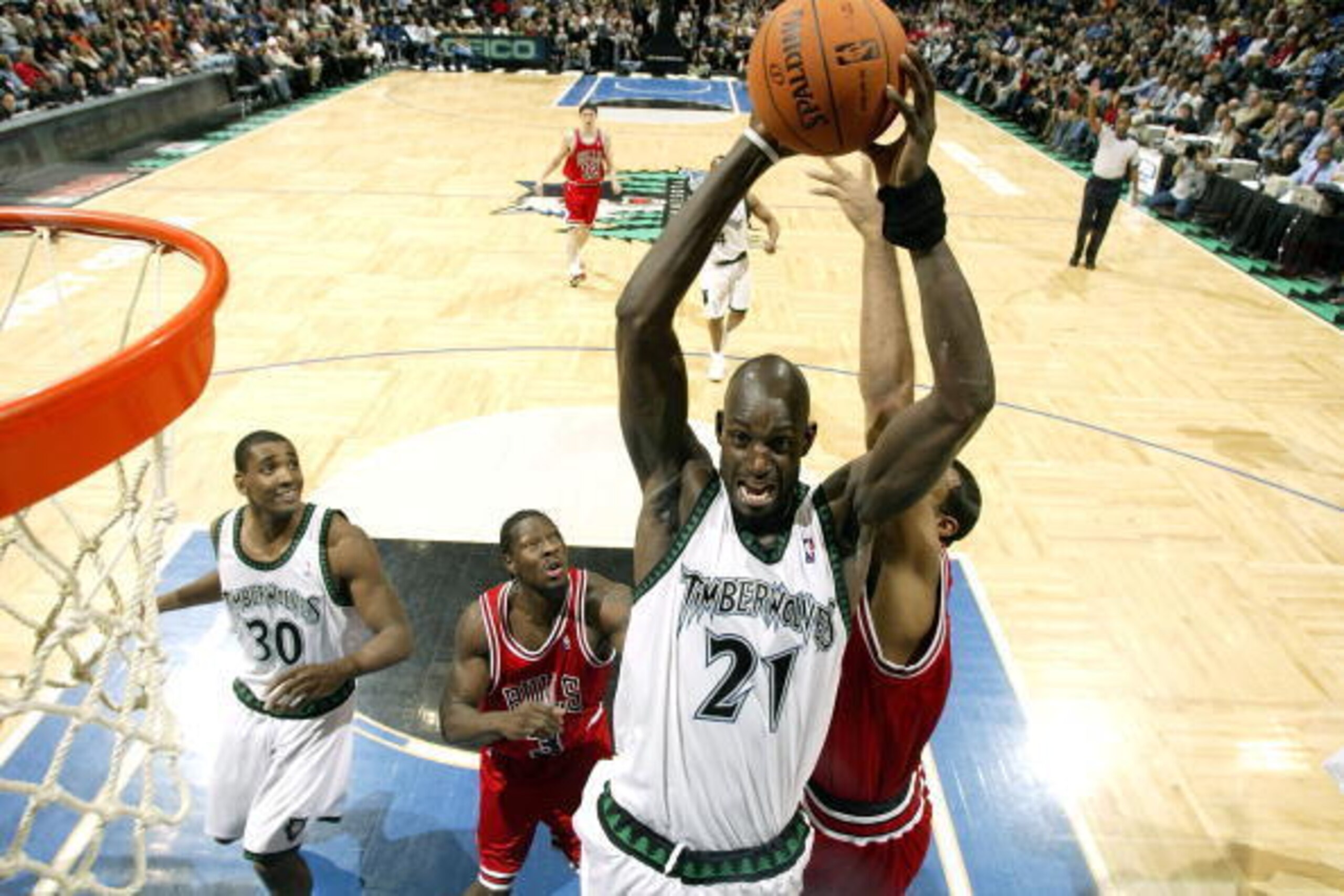 MINNEAPOLIS - DECEMBER 26: Kevin Garnett #21 of the Minnesota Timberwolves pulls down a rebound against the Chicago Bulls on December 26, 2006 at the Target Center in Minneapolis, Minnesota. NOTE TO USER: User expressly acknowledges and agrees that, by MINNEAPOLIS - DECEMBER 26: Kevin Garnett #21 of the Minnesota Timberwolves pulls down a rebound against the Chicago Bulls on December 26, 2006 at the Target Center in Minneapolis, Minnesota. NOTE TO USER: User expressly acknowledges and agrees that, by