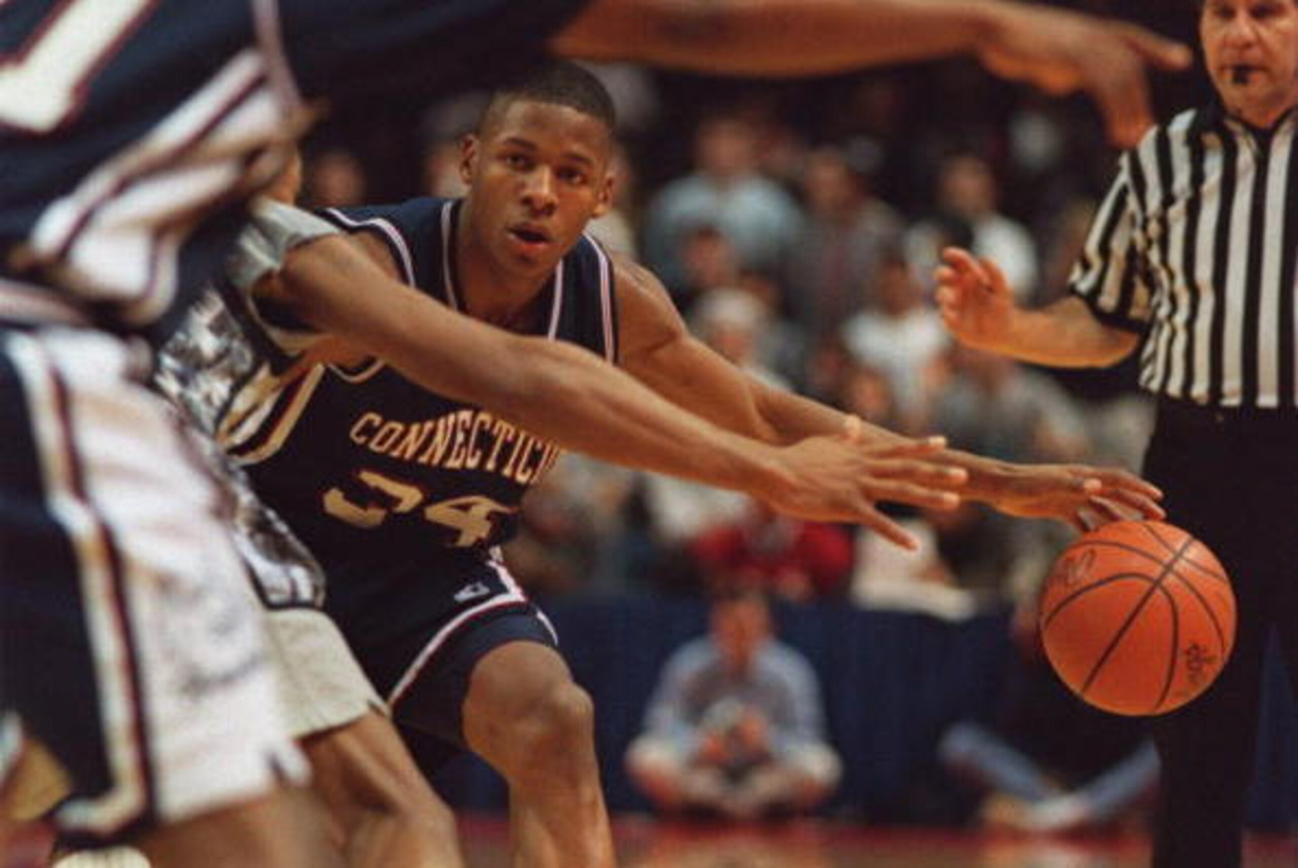 14 FEB 1995:  UNIVERSITY OF CONNECTICUT HUSKIES GUARD RAY ALLEN #34 LOOKS FOR A PASSING LANE TO TEAMMATE BRAIN FAIR IN THE FIRST HALF OF THEIR GAME VERSUS THE GEORGETOWN HOYAS AT THE US AIR ARENA IN LANDOVER, MARYLAND.  Mandatory Credit: Doug Pensinger/AL
