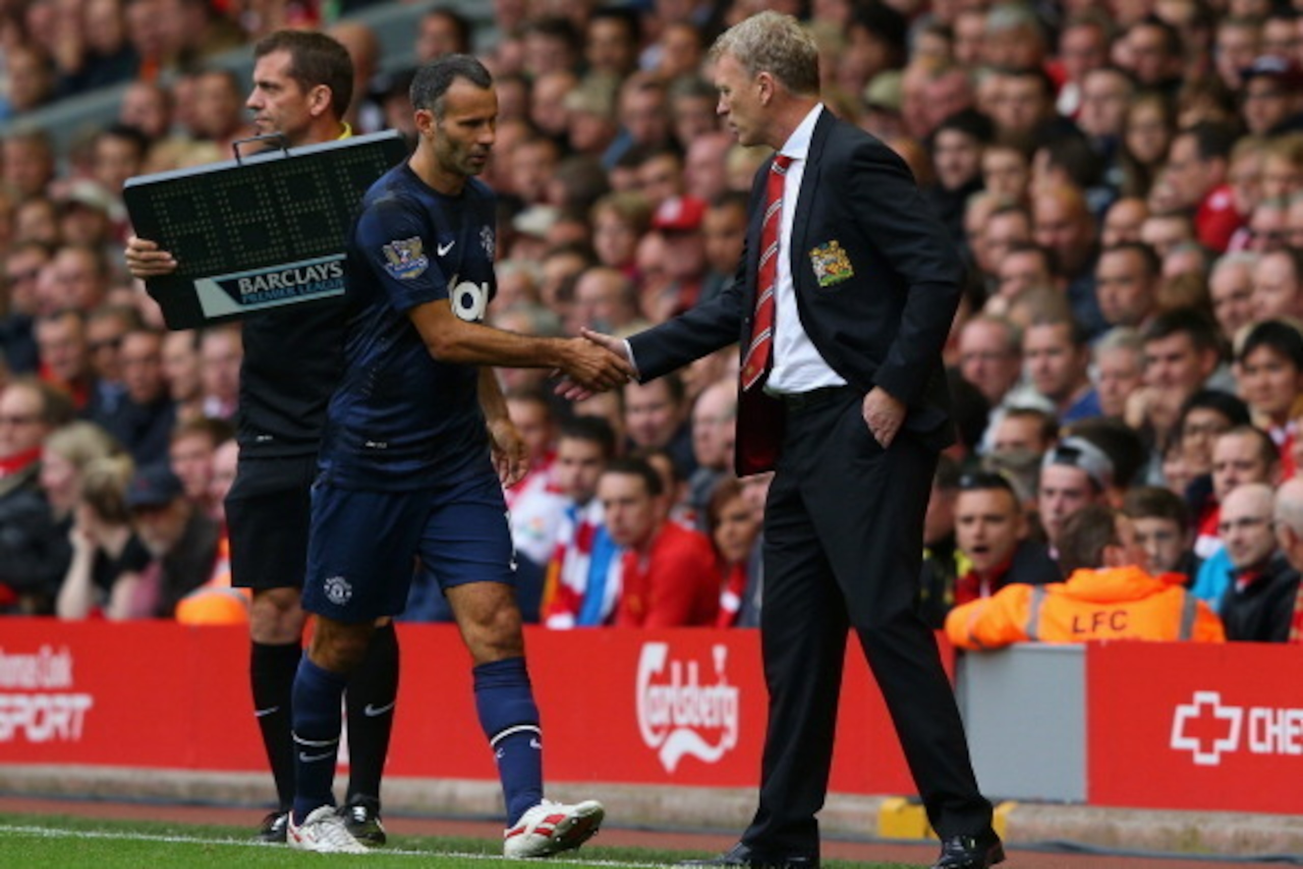 LIVERPOOL, ENGLAND - SEPTEMBER 01:  Manchester United Manager David Moyes shakes hands with Ryan Giggs during the Barclays Premier League match between Liverpool and Manchester United at Anfield on September 01, 2013 in Liverpool, England.  (Photo by Alex