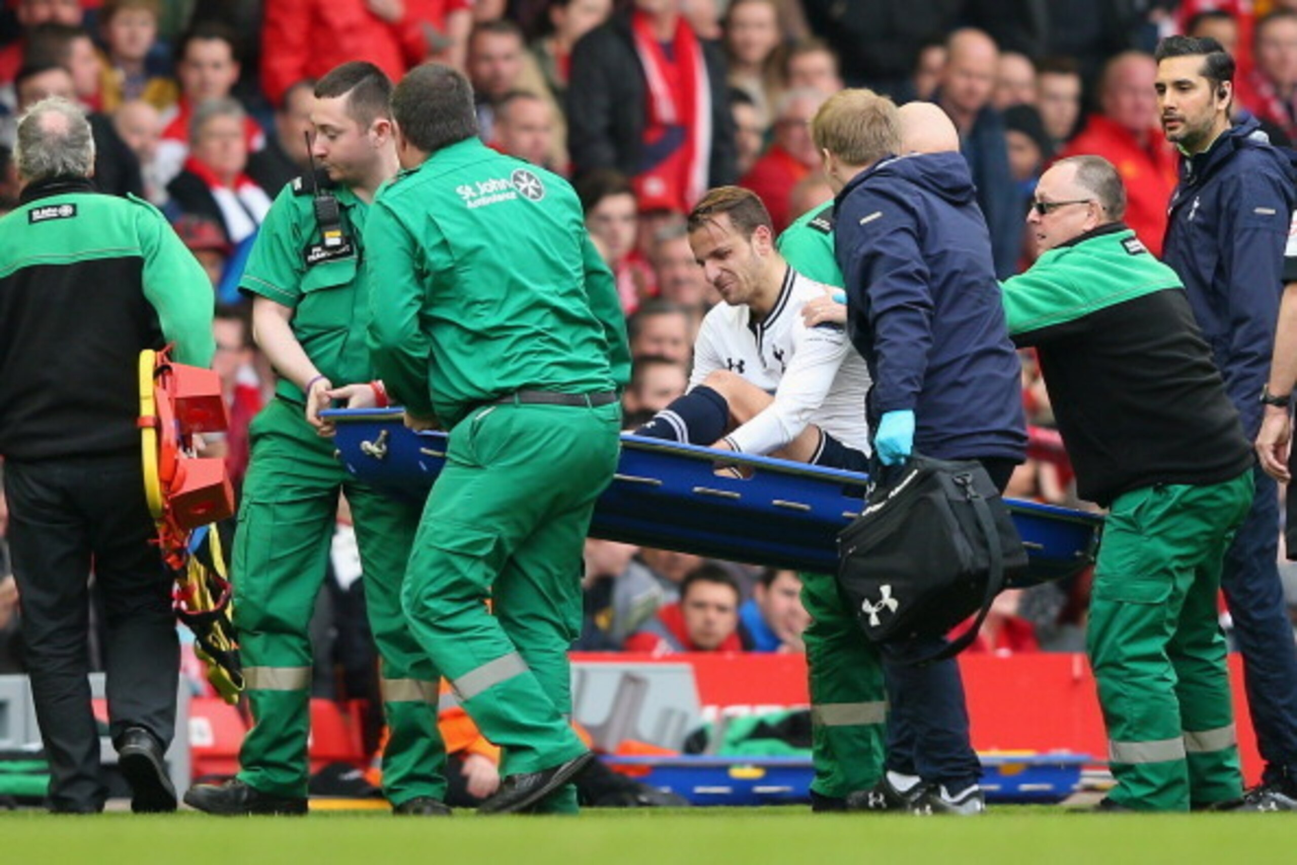 LIVERPOOL, ENGLAND - MARCH 30: Roberto Soldado of Tottenham Hotspur goes off injured during the Barclays Premier League match between Liverpool and Tottenham Hotspur at Anfield on March 30, 2014 in Liverpool, England. (Photo by Alex Livesey/Getty Images LIVERPOOL, ENGLAND - MARCH 30: Roberto Soldado of Tottenham Hotspur goes off injured during the Barclays Premier League match between Liverpool and Tottenham Hotspur at Anfield on March 30, 2014 in Liverpool, England. (Photo by Alex Livesey/Getty Images